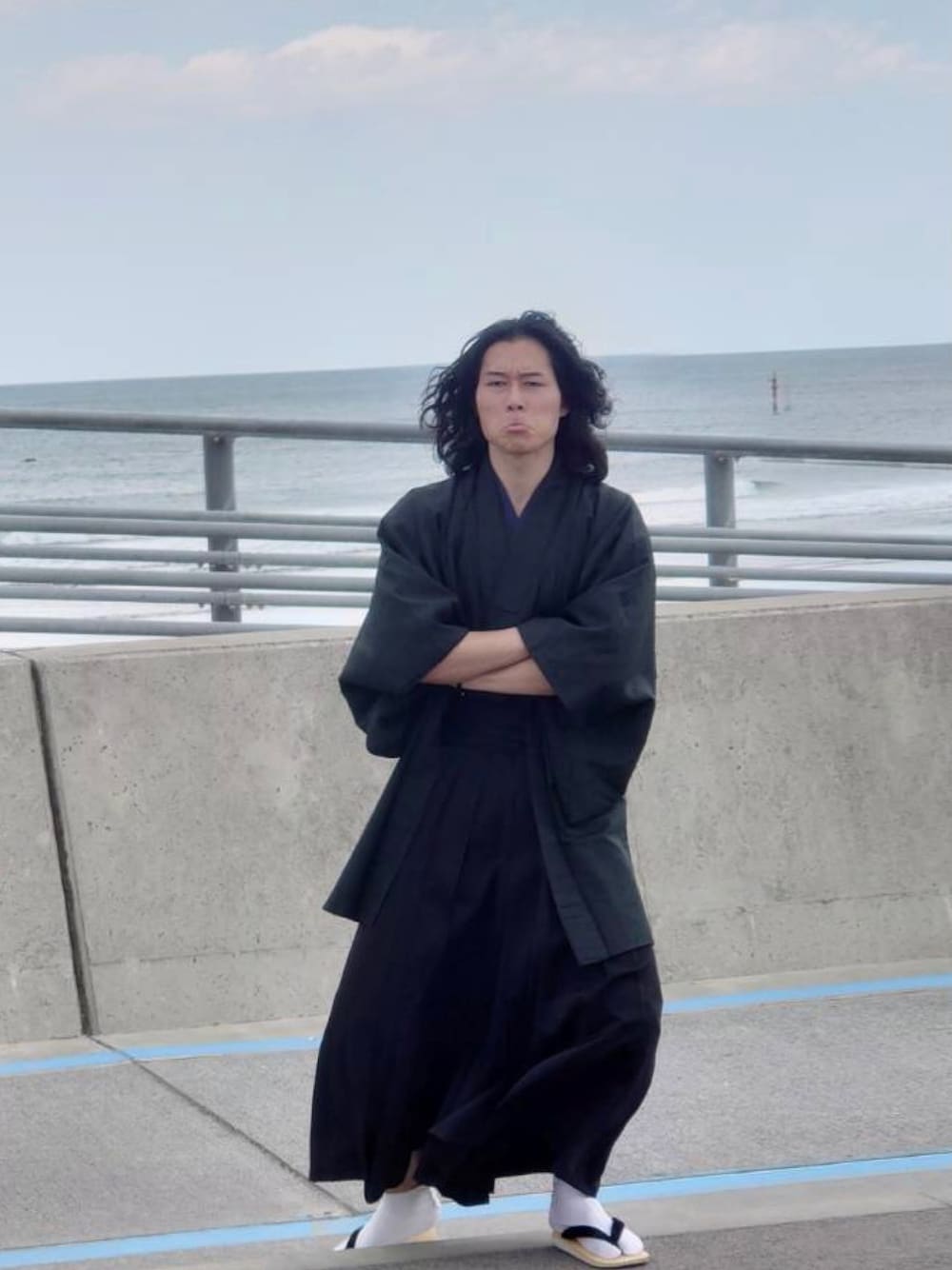 「成人式、袴」｜「UNIQLOのアイテム（スカート、ブラック系）」を使った、モロさん（メンズ・178cm）の春コーディネートの1枚目の写真