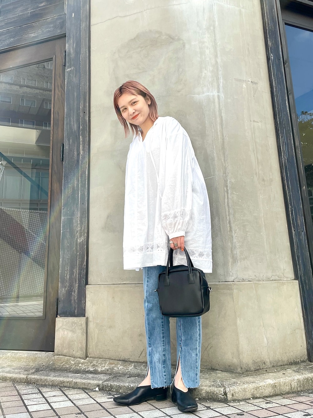 「Kastane、カスタネ、ブラウス、デニム、春コーデ、オトナ女子、オトナカジュアル、シンプル、休日コーデ、レース」｜「Kastaneのチャーチブラウス/刺繍/ボリュームブラウス（シャツ/ブラウス、ホワイト系）」を使った、YUKI  KATOさん（レディース・159cm）の冬コーディネートの1枚目の写真