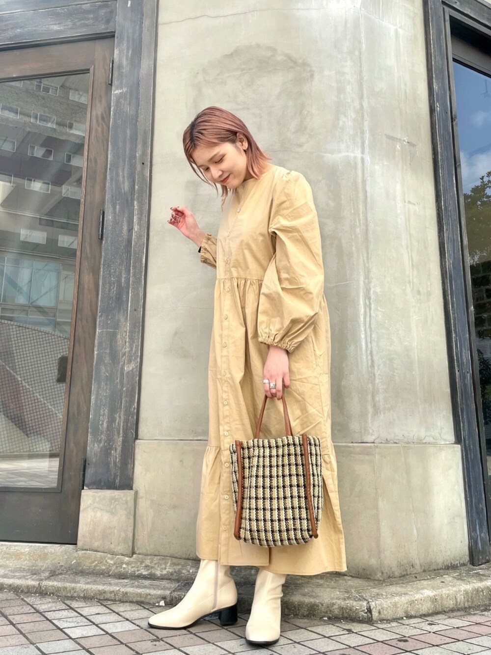 「オトナカジュアル、オトナ女子、ワンピース、ティアード、ベージュ、Kastane、カスタネ、ワンピースコーデ、休日コーデ、シンプルコーデ」｜「Kastaneのタイプライターティアードワンピース（ワンピース、ベージュ系）」を使った、YUKI  KATOさん（レディース・159cm）の冬コーディネートの1枚目の写真