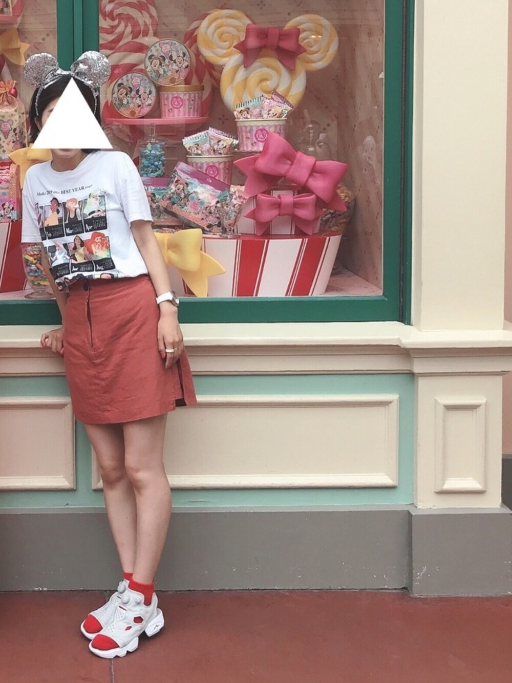 「大人カジュアル、ディズニーコーデ、ディズニーランド、ポンプフューリー、ポンプフューリーサンダル、カジュアルコーデ、reebok」｜「KLASSE14の〈KLASSE14/クラス14〉IMPERFECT arch/イムパーフェクト アーチ（アナログ腕時計、ホワイト系）」を使った、mayu.    さん（レディース・158cm）の夏コーディネートの1枚目の写真