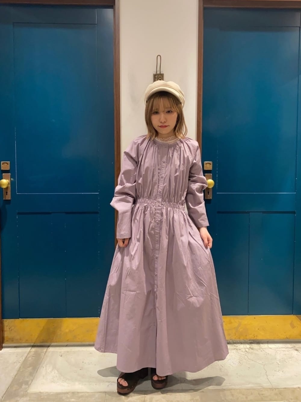 ホワイト系のTシャツ/カットソー、パープル系のワンピース、ブラウン系のサンダルを着用したレディースの春コーディネートの1枚目の写真