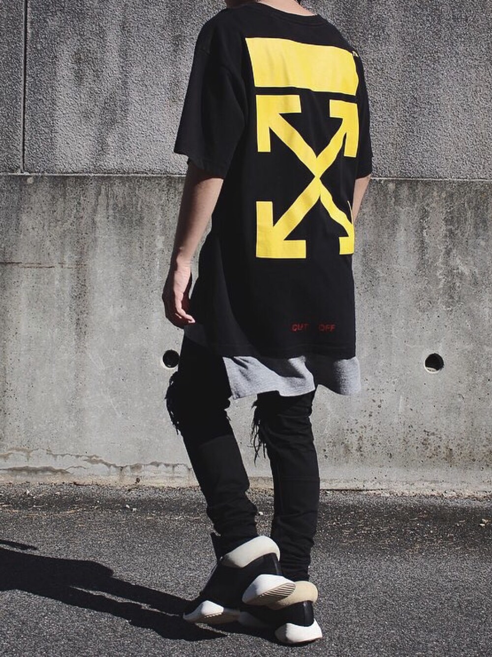 「コク色シャドウ、休日スタイル、秋、mnml、fear of god、off white、OFF-WHITE、yeezy、ootd、レイヤードスタイル」｜「off whiteのアイテム（Tシャツ/カットソー、ブラック系）」を使った、👻さん（メンズ・169cm）の秋コーディネートの1枚目の写真
