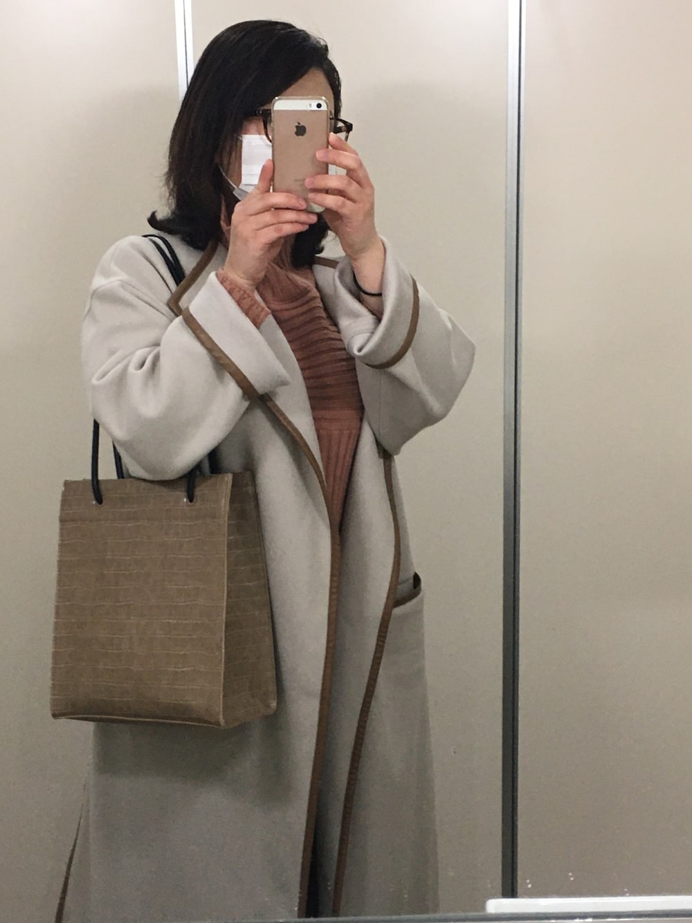 「シンプルコーデ、ロングコート、トートバッグ、ユニクロ、andemiu、ロペピクニック、パイピング、クリスマス」｜「AZUL by moussyのNARROW HANDLE SHOPPER BAG/ナローハンドルショッパーバッグ（ショルダーバッグ、ベージュ系）」を使った、utaseさん（レディース・157cm）の冬コーディネートの1枚目の写真