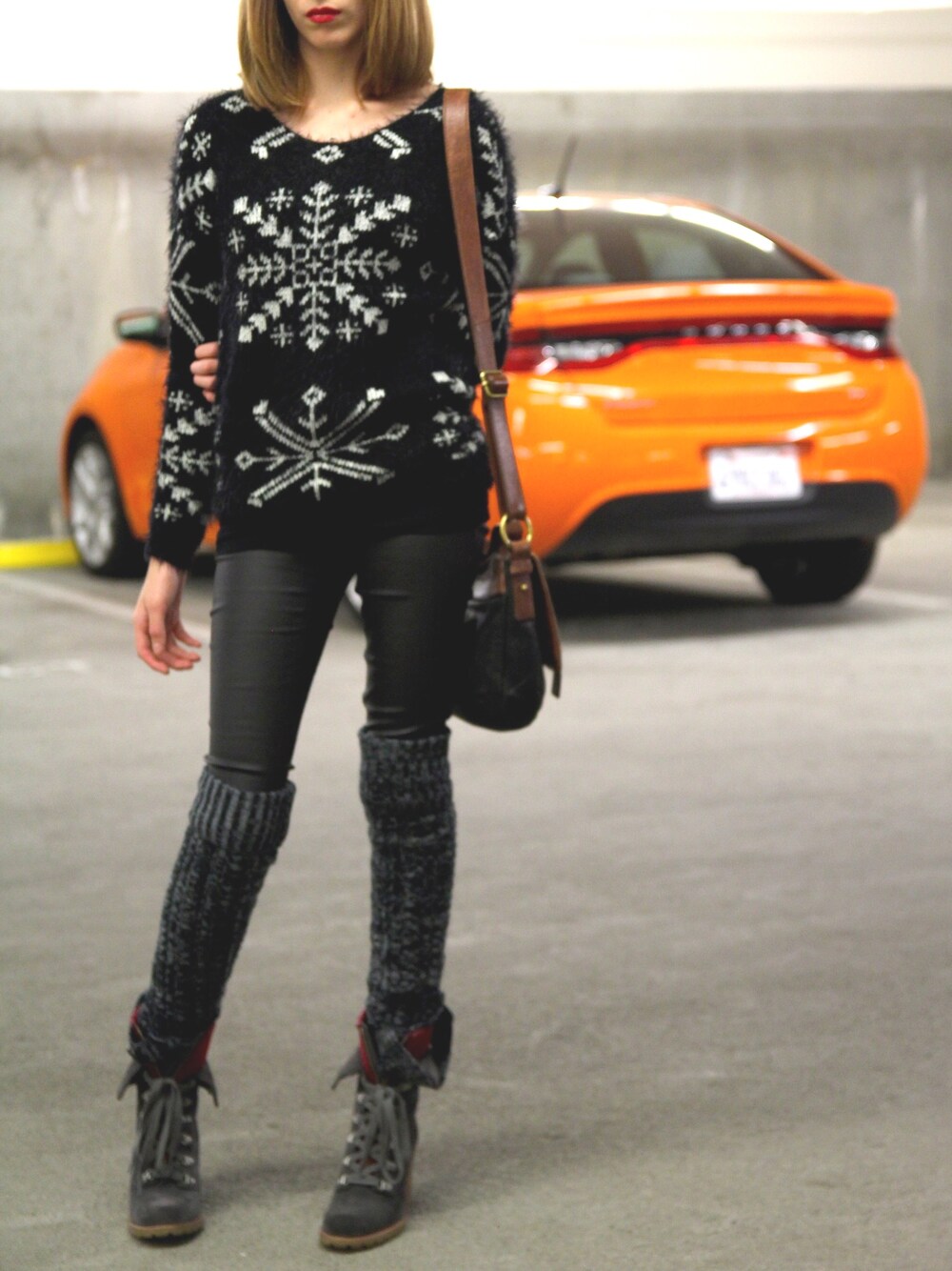 「ootd、outfit、leather、winter、WOMEN、Fossil」｜「UGGのアイテム（ブーツ、グレー系）」を使った、Carlaさん（レディース・165cm）の春コーディネートの1枚目の写真