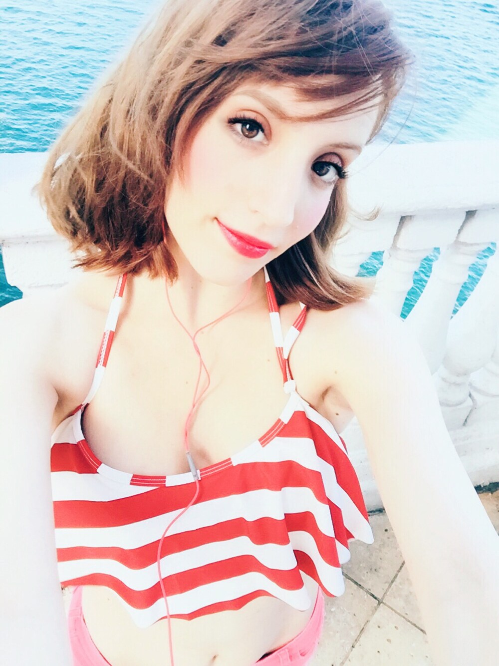 「summer、outfit、summer style、MIAMI、beach、Cute、WOMEN、ootd、casual」｜「FOREVER 21のアイテム（水着、レッド系）」を使った、Carlaさん（レディース・165cm）の春コーディネートの1枚目の写真