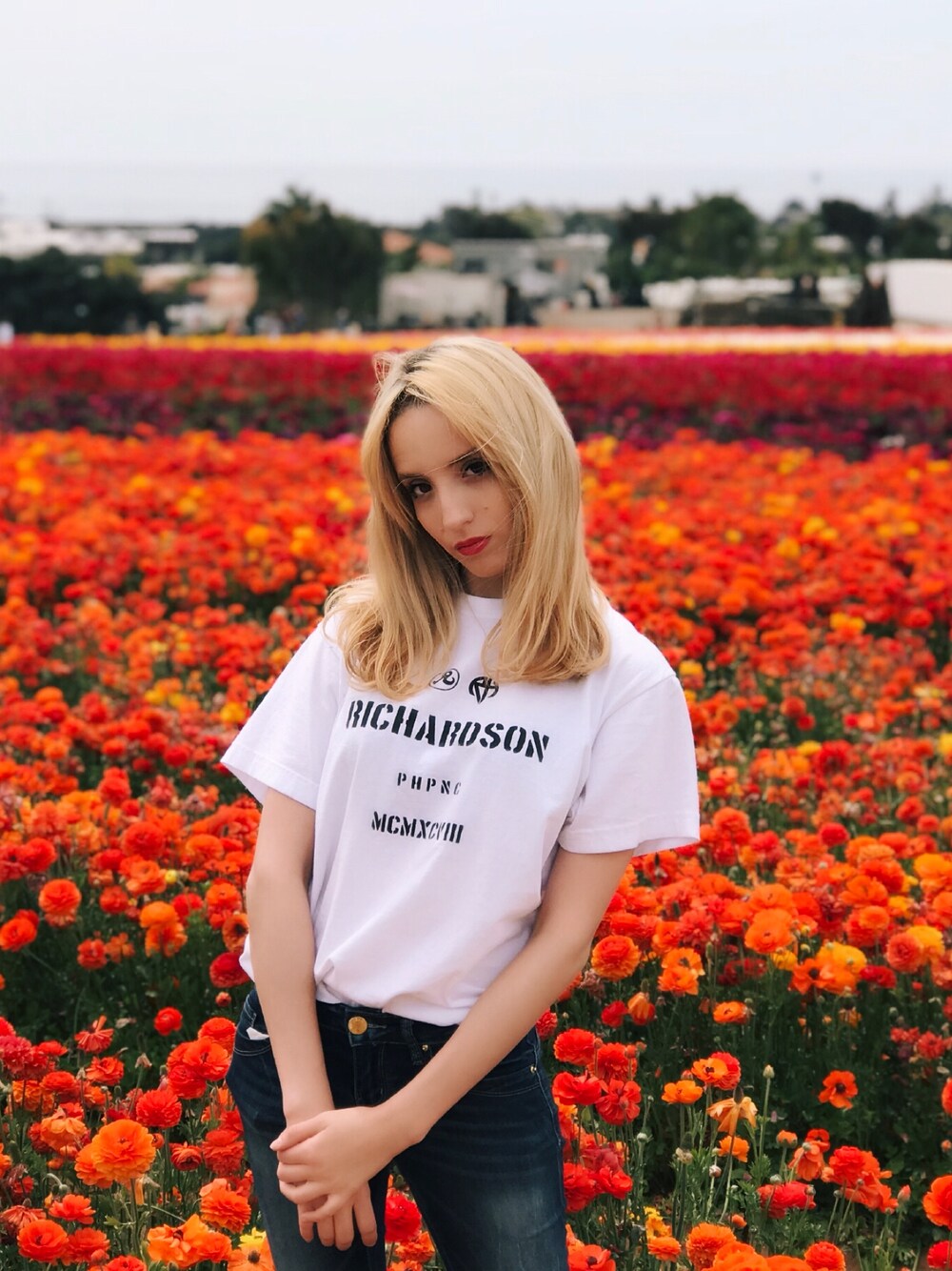 「white、Tshirts、Richardson、Los Angeles、california、USA、かわいい、Flowers、summer、girl」｜「RICHARDSONのアイテム（シャツ/ブラウス、ホワイト系）」を使った、Carlaさん（レディース・165cm）の夏コーディネートの1枚目の写真
