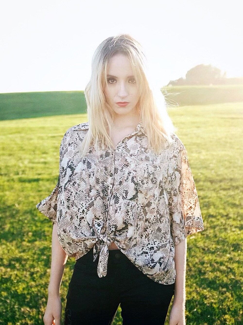 「summer、WOMEN、snakeskin、blonde hair、girl」｜「Hollisterのアイテム（デニムパンツ、ブラック系）」を使った、Carlaさん（レディース・165cm）の夏コーディネートの1枚目の写真