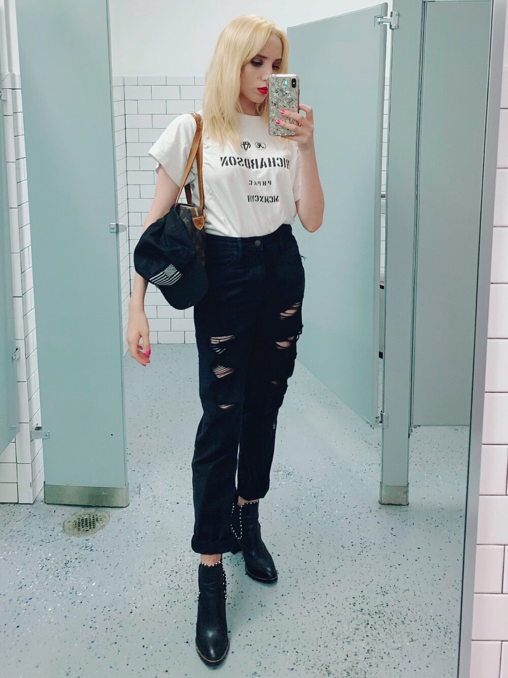 「black、Richardson、ripped jeans、boots、girl、90’s、Boyfriend Jeans、summer、blonde hair」｜「Hollisterのアイテム（デニムパンツ、ブラック系）」を使った、Carlaさん（レディース・165cm）の夏コーディネートの1枚目の写真