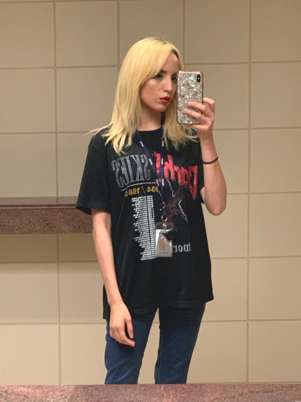 「black、jeans、blonde hair、girl、WOMEN、denim、Tshirts、streetstyle」｜「TOPMANのアイテム（シャツ/ブラウス、ブラック系）」を使った、Carlaさん（レディース・165cm）の夏コーディネートの1枚目の写真