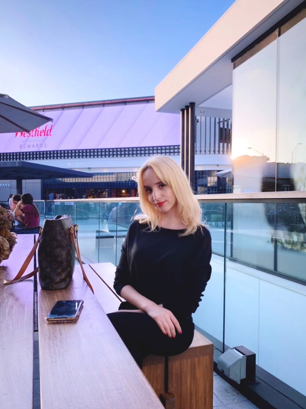 「girl、business casual、black、WOMEN、basics、blonde hair」｜「LOUIS VUITTONのアイテム（バッグ、ブラウン系）」を使った、Carlaさん（レディース・165cm）の夏コーディネートの1枚目の写真