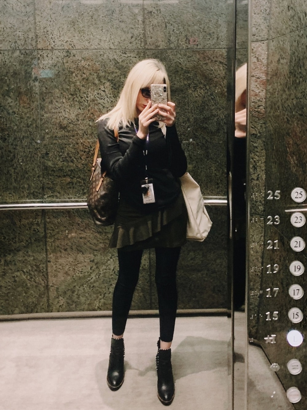「working style、blonde hair、fashion、skirt、boots、WOMEN、statement」｜「Sam Edelmanのアイテム（ブーツ、ブラック系）」を使った、Carlaさん（レディース・165cm）の夏コーディネートの1枚目の写真