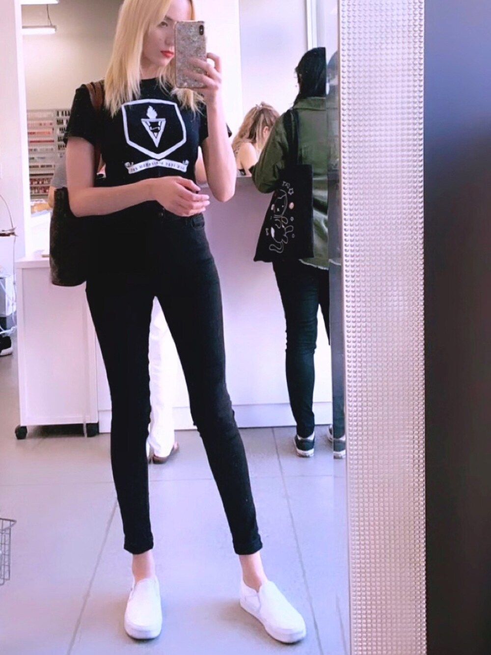 「black、VANS、WOMEN、summer、graphictee、street」｜「VANSのアイテム（スニーカー、ホワイト系）」を使った、Carlaさん（レディース・165cm）の秋コーディネートの1枚目の写真