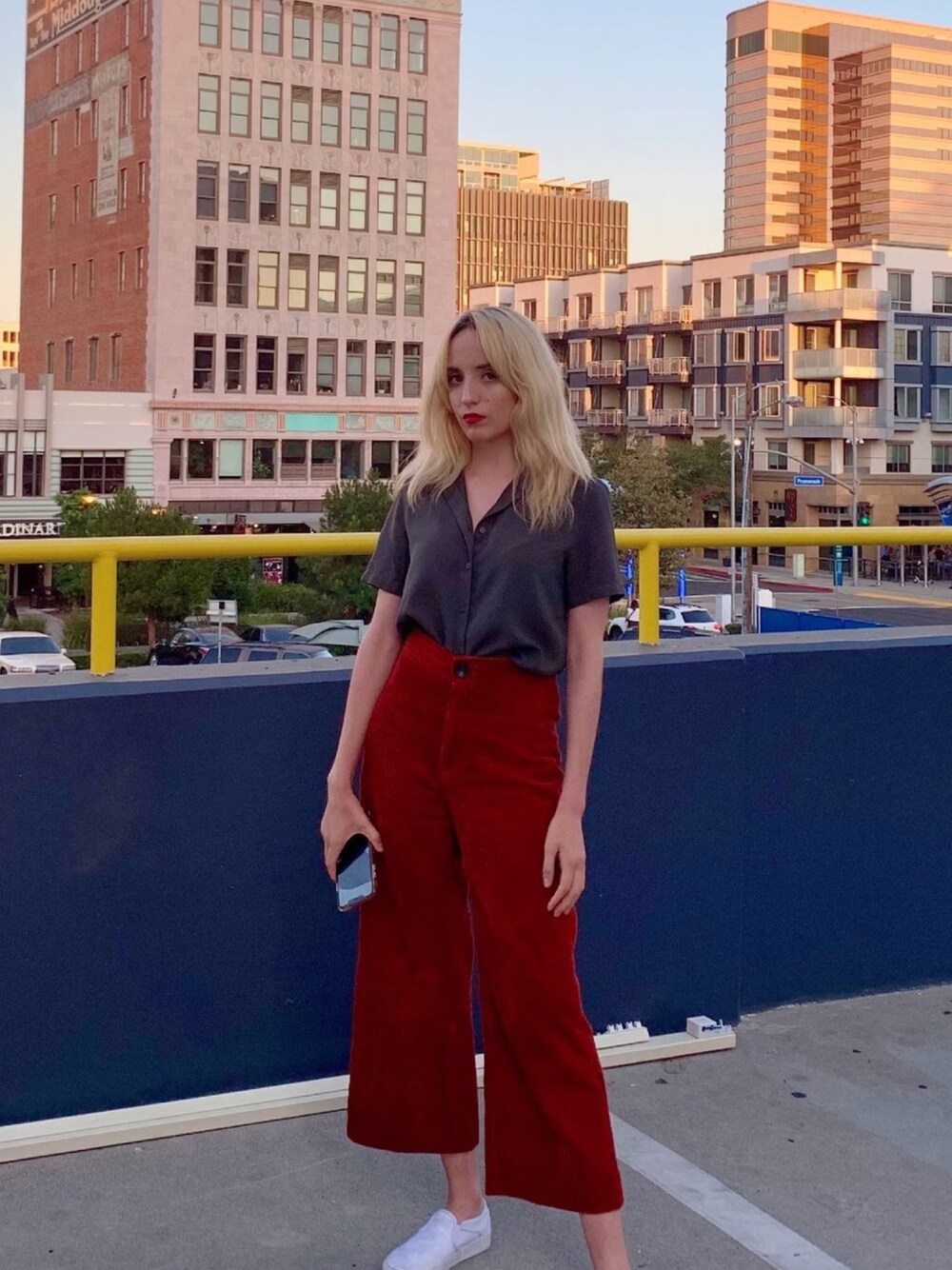 「fall style、orange、WOMEN、ZARA、UNIQLO、minimal」｜「ZARAのアイテム（その他パンツ、オレンジ系）」を使った、Carlaさん（レディース・165cm）の秋コーディネートの1枚目の写真