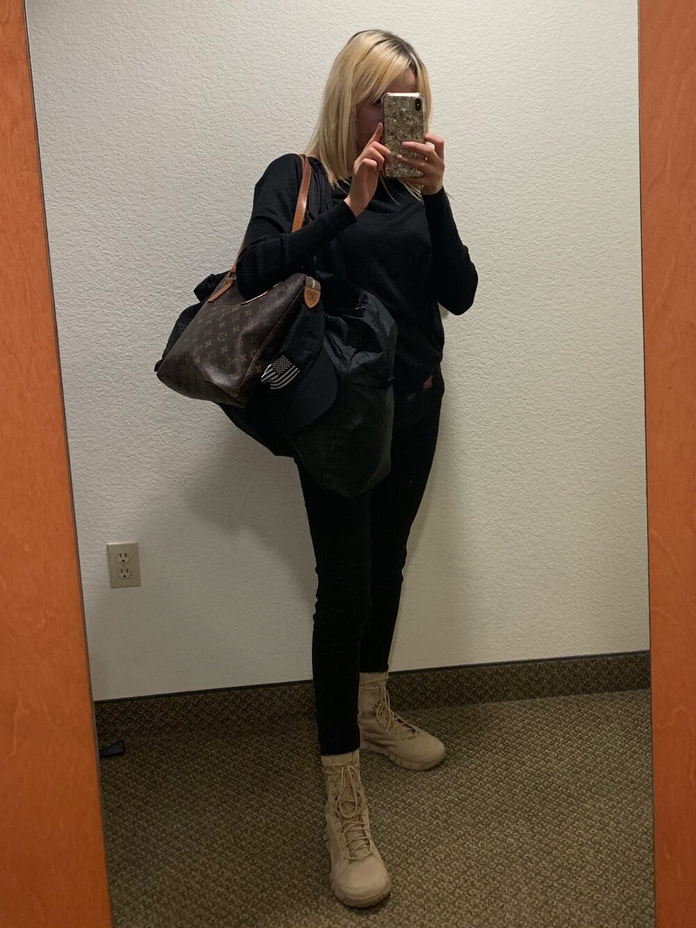 「military、boots、WOMEN、girl、black」｜「Hollisterのアイテム（その他パンツ、ブラック系）」を使った、Carlaさん（レディース・165cm）の秋コーディネートの1枚目の写真