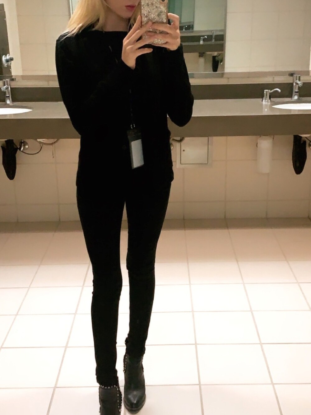 「working style、WOMEN、ALL BLACK、minimal、black、boots、skinny、casual」｜「Hollisterのアイテム（その他パンツ、ブラック系）」を使った、Carlaさん（レディース・165cm）の秋コーディネートの1枚目の写真