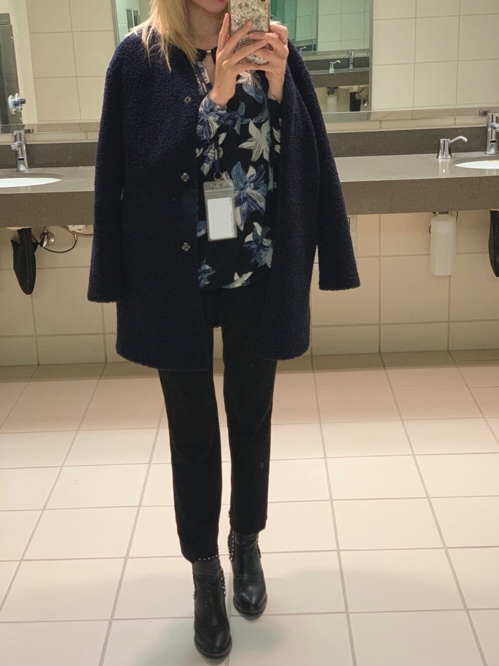 「girl、working style、boots、office style、flower、black、ALL BLACK、WOMEN」｜「EXPRESSのアイテム（その他パンツ、ブラック系）」を使った、Carlaさん（レディース・165cm）の秋コーディネートの1枚目の写真