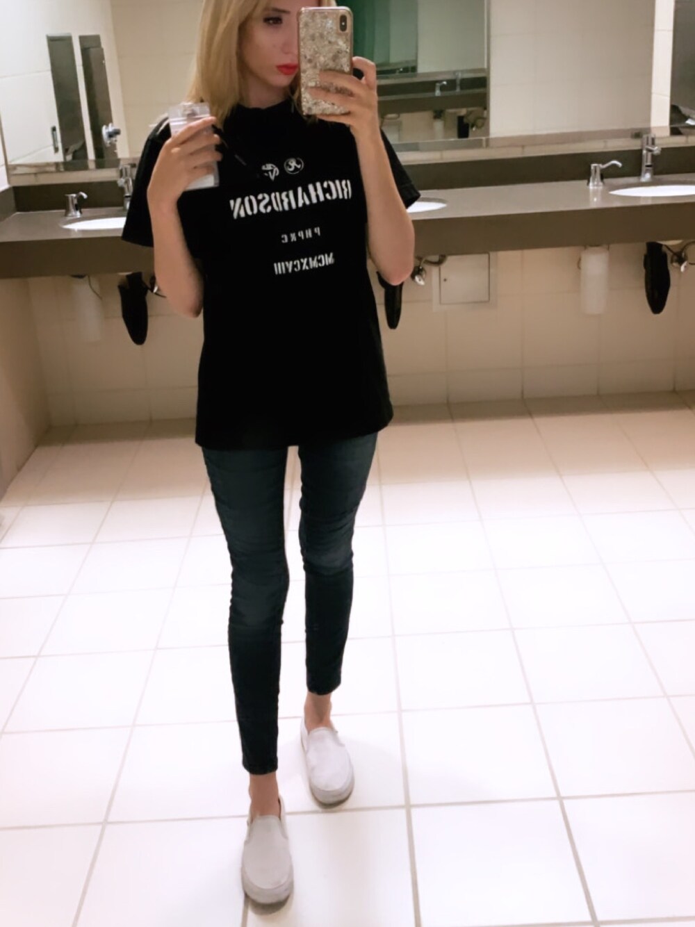 「streetstyle、street、WOMEN、casual、Richardson、blonde hair、black、VANS」｜「VANSのアイテム（スニーカー、ホワイト系）」を使った、Carlaさん（レディース・165cm）の秋コーディネートの1枚目の写真
