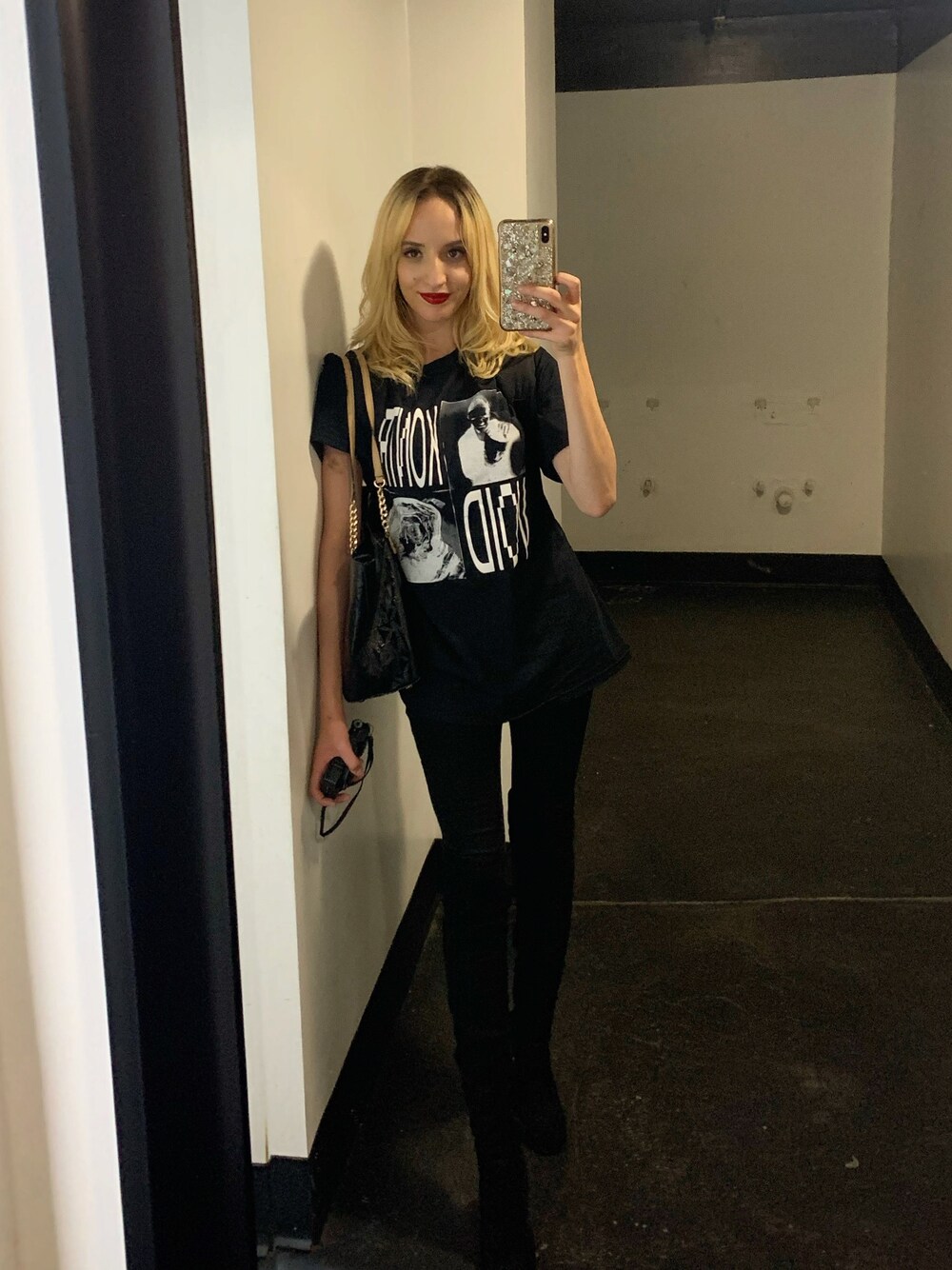 「ALL BLACK、WOMEN、fall」｜「Hollisterのアイテム（その他パンツ、ブラック系）」を使った、Carlaさん（レディース・165cm）の秋コーディネートの1枚目の写真