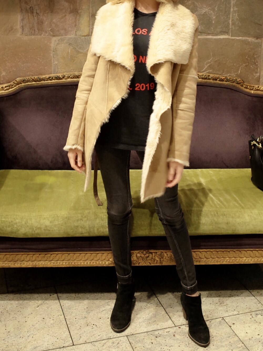 「girl、winter、winterstyle、VINTAGE、black、boots」｜「Hollisterのアイテム（その他パンツ、ブラック系）」を使った、Carlaさん（レディース・165cm）の冬コーディネートの1枚目の写真
