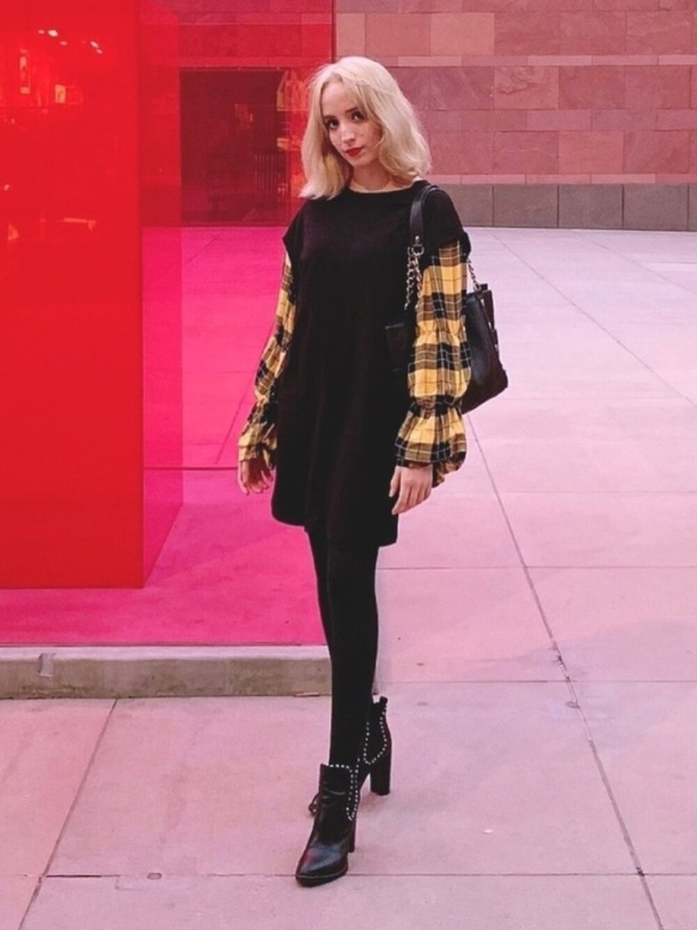 「ZARA、dress、blackdress、UNIQLO、punk、trendy、boots、streetstyle」｜「ZARAのアイテム（ワンピース/ドレス、ブラック系）」を使った、Carlaさん（レディース・165cm）の冬コーディネートの1枚目の写真