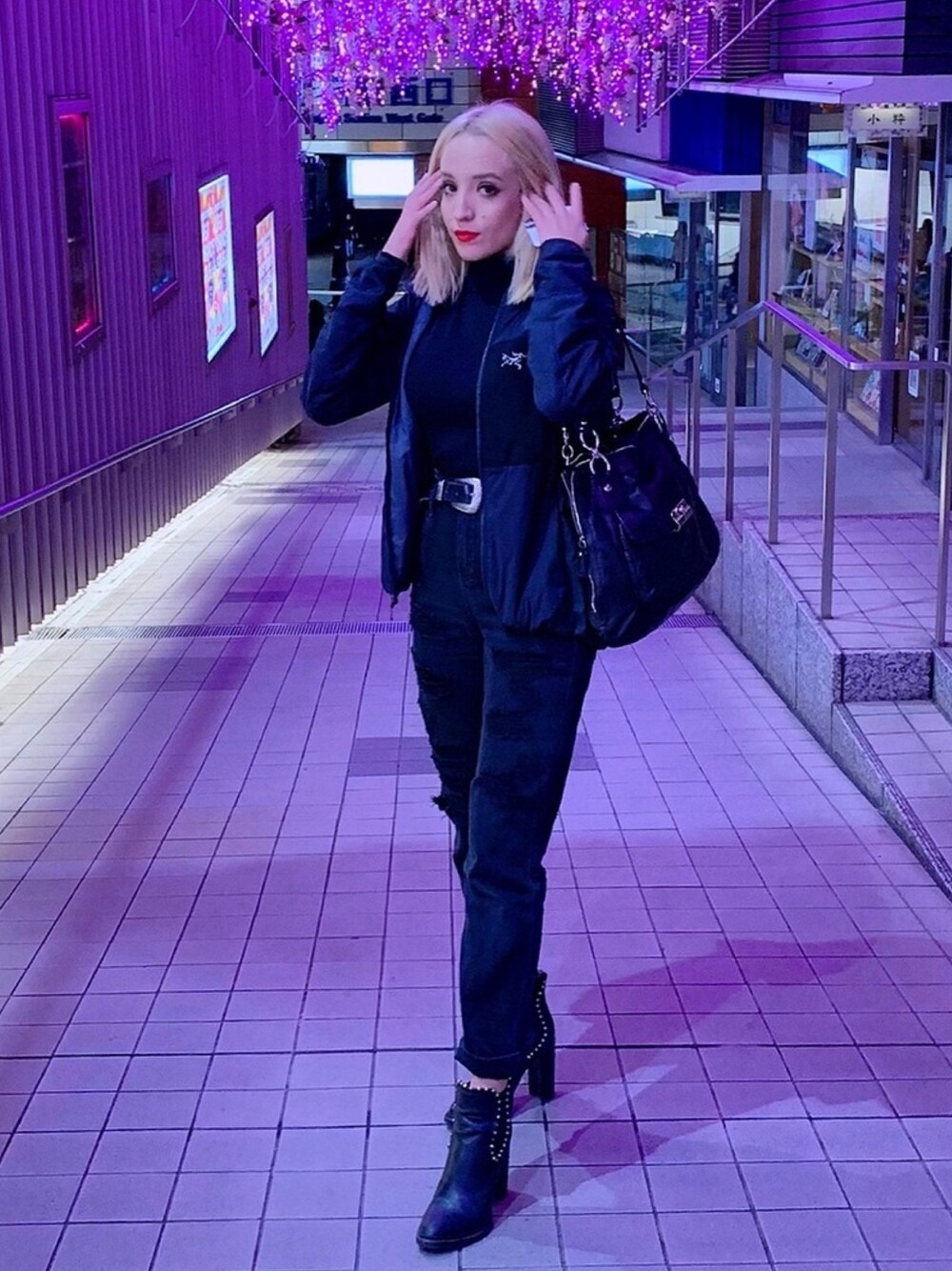 「black、ALLBLACK、streetstyle、street、boots、Japan」｜「arcteryxのアイテム（ジャケット/アウター、ブラック系）」を使った、Carlaさん（レディース・165cm）の冬コーディネートの1枚目の写真