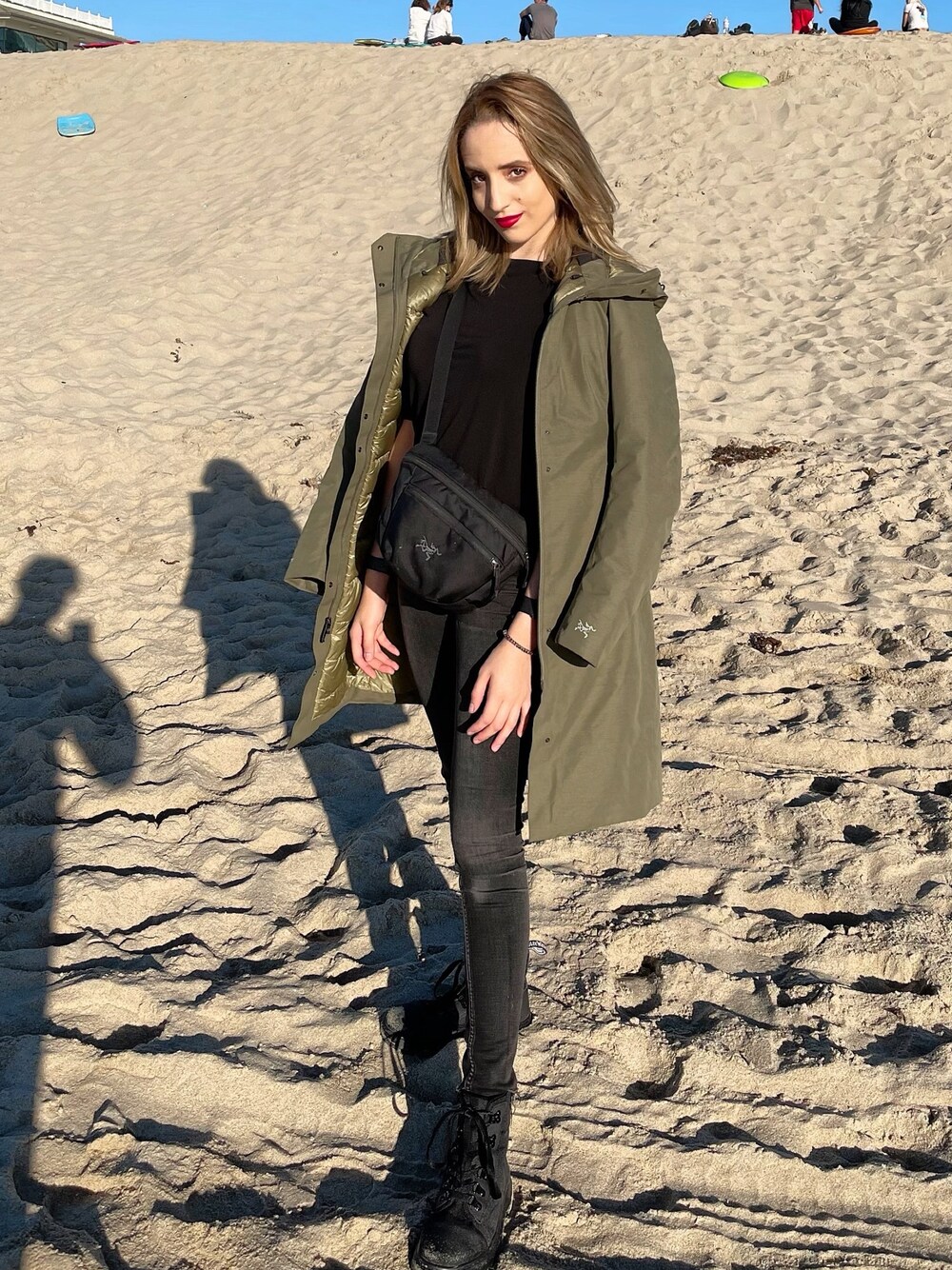 「winter、WOMEN、arcteryx、jacket 、beach」｜「ARC'TERYXのアイテム（バッグ、ブラック系）」を使った、Carlaさん（レディース・165cm）の冬コーディネートの1枚目の写真
