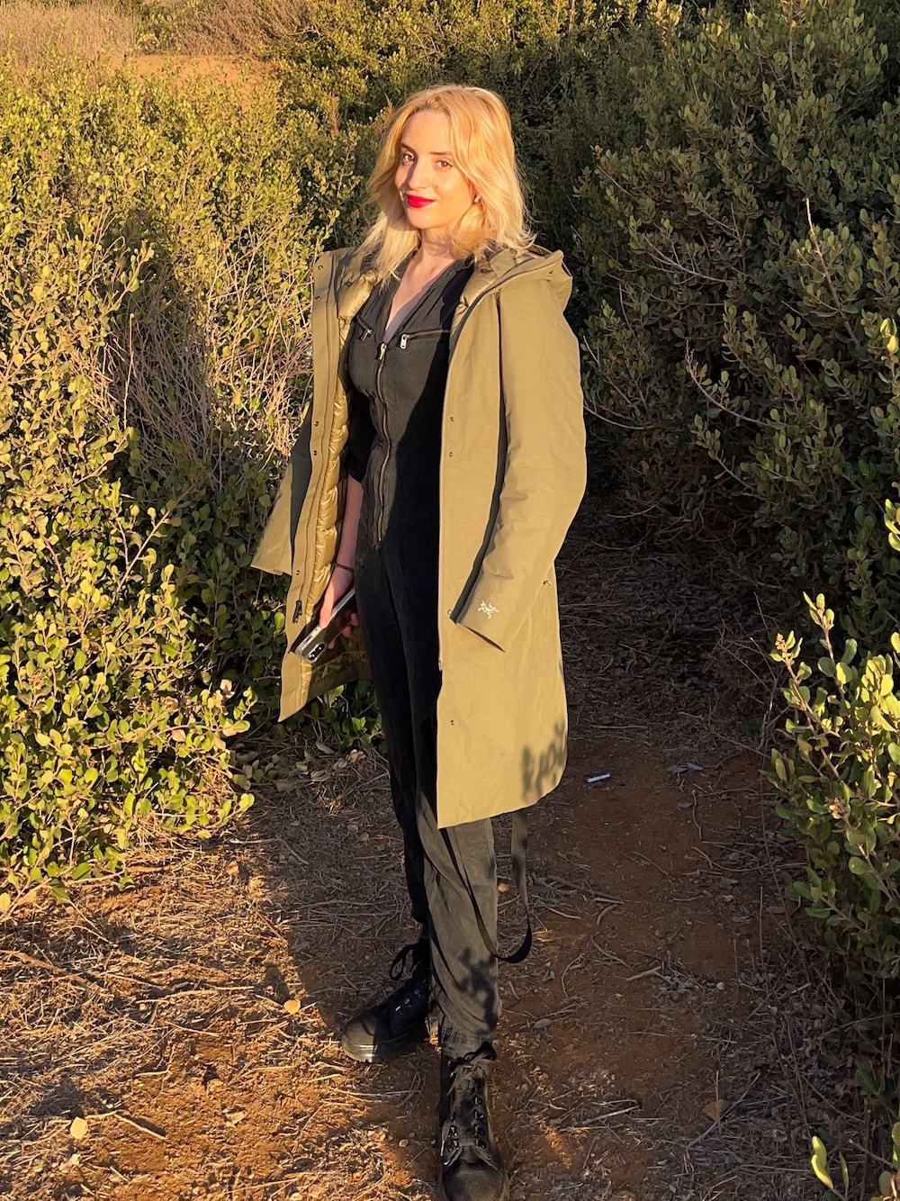 「layers、boots、WOMEN、winter、arcteryx、california」｜「ARC'TERYXのアイテム（ジャケット/アウター、グリーン系）」を使った、Carlaさん（レディース・165cm）の冬コーディネートの1枚目の写真