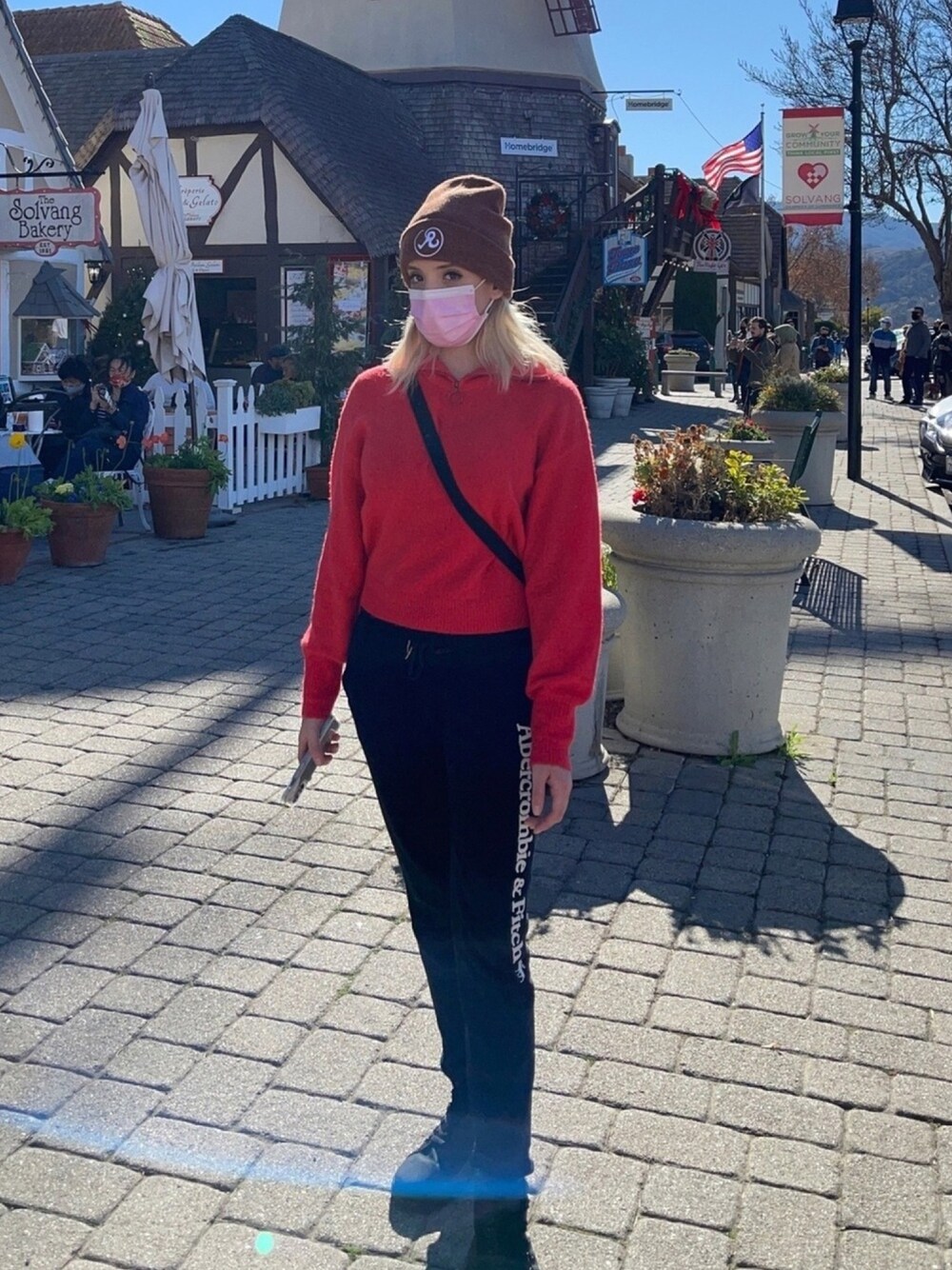 「WOMEN、winter、arcteryx、DrMartens、sweatpants、boots、beanie、streetstyle」｜「TOPSHOPのアイテム（トップス、レッド系）」を使った、Carlaさん（レディース・165cm）の冬コーディネートの1枚目の写真