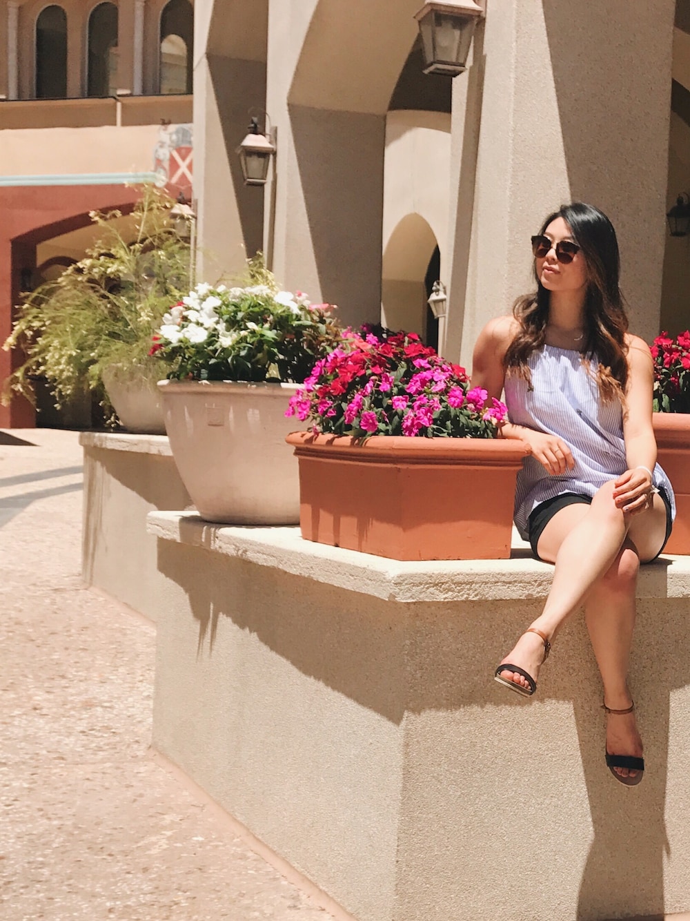 「summer、girl、tank top、ootd、Francesca's、target、urban outfitters、adventure、travel」｜「URBAN OUTFITTERSのアイテム（サングラス、ブラウン系）」を使った、Sab’s Styleさん（レディース・165cm）の秋コーディネートの1枚目の写真
