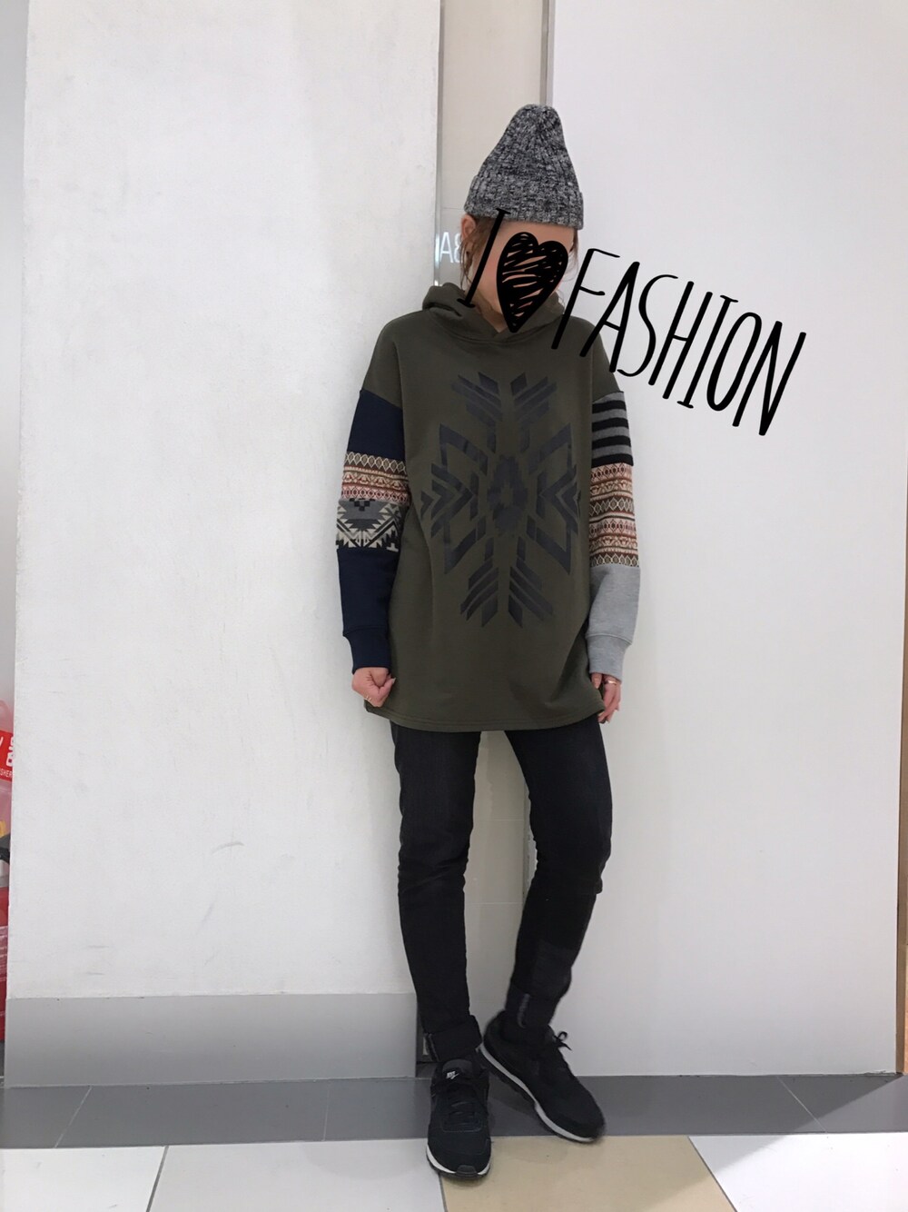 「カジュアル、柄パーカー、小人コート、シンプル、スキニー、Antgauge、ニットキャップ、ラフコーデ、パーカーコーデ」｜「in this lifeのアイテム（パーカー、グリーン系）」を使った、m*chan♪さん（レディース・156cm）の冬コーディネートの1枚目の写真