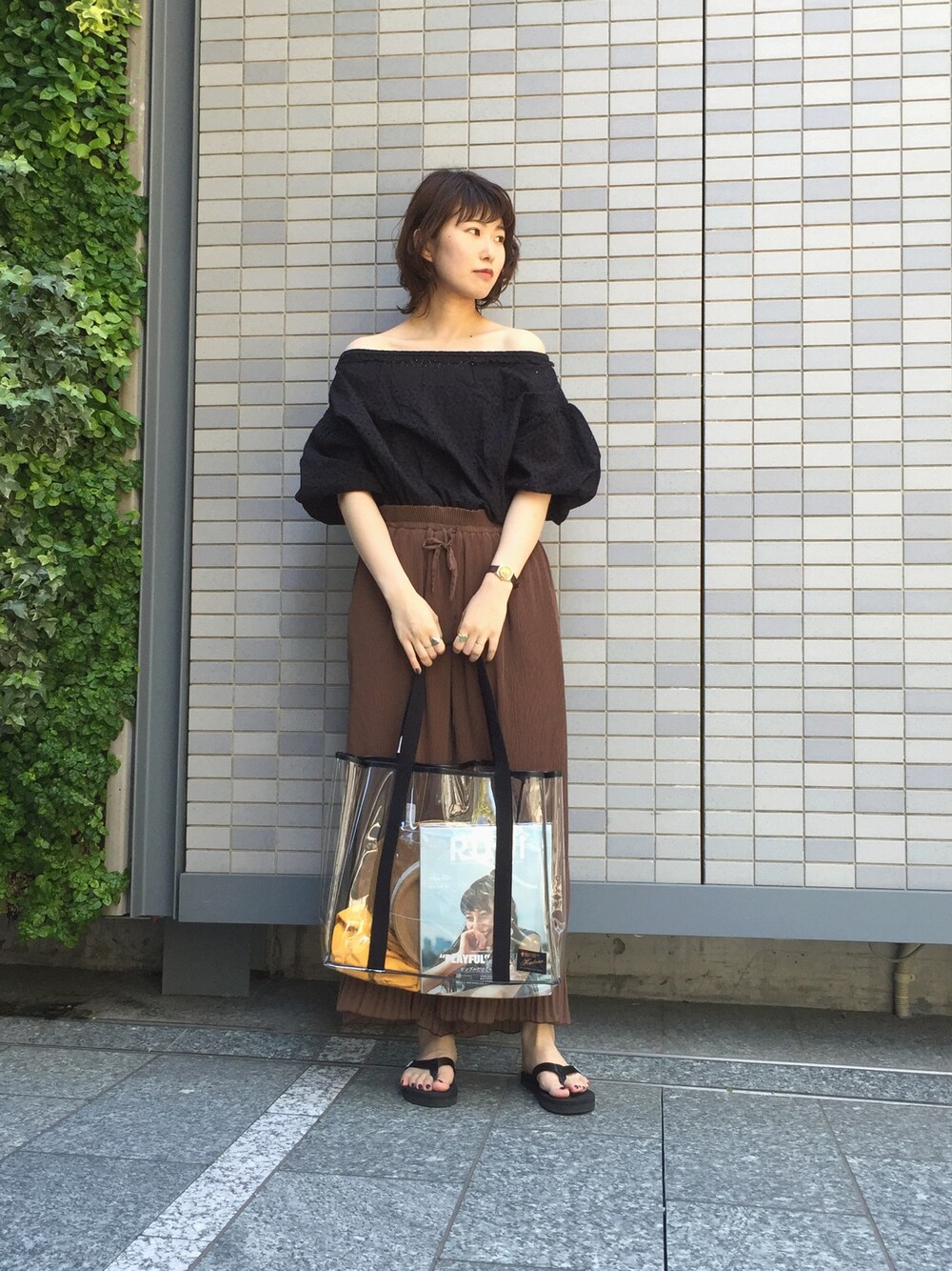 「Kastane、シンプルコーデ、夏、黒、summer、オフショル、クリアバッグ」｜「Kastaneのアイテム（トップス、ブラック系）」を使った、三原 未央さん（レディース・171cm）の春コーディネートの1枚目の写真