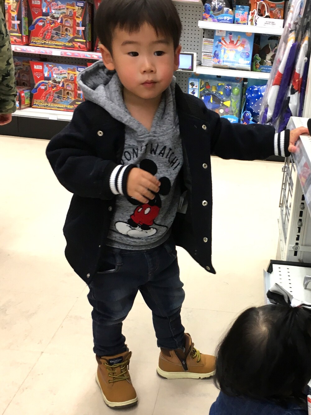 「男の子コーデ、カジュアル、2歳、男の子、カジュアルコーデ、ミッキー、ミッキープリント」｜「Right-on KIDSのアイテム（パーカー、グレー系）」を使った、♡Ayumiki♡さん（メンズ・100cm）の冬コーディネートの1枚目の写真