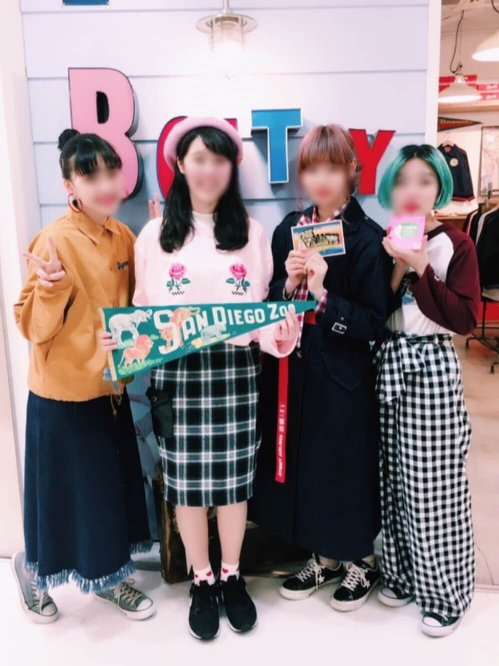 「ベレー帽、Aymmy in the batty girls、瀬戸あゆみ」｜「Aymmy in the batty girlsのDINER ROSE BIG Tシャツ（Tシャツ/カットソー、ピンク系）」を使った、Kanaさん（レディース・161cm）の春コーディネートの1枚目の写真