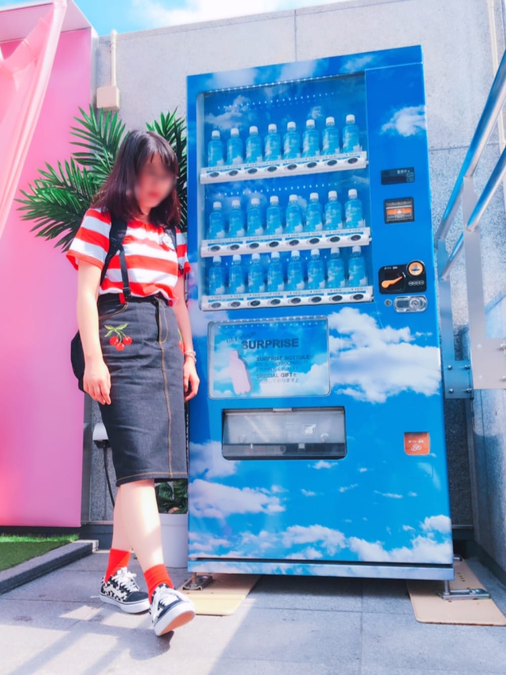 「Aymmy in the batty girls、瀬戸あゆみ、ボーダー、デニムスカート、赤、red」｜「Aymmy in the batty girlsのアイテム（Tシャツ/カットソー、レッド系）」を使った、Kanaさん（レディース・161cm）の秋コーディネートの1枚目の写真