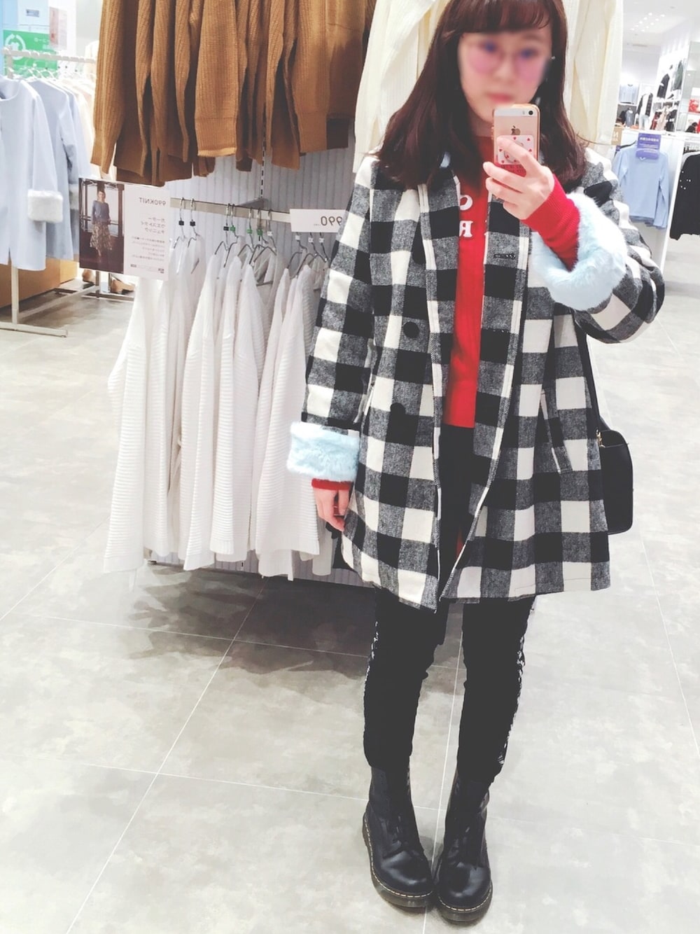 「瀬戸あゆみ、zipper、Aymmy in the batty girls、BATTY GARAGE、エイミー インザ バッティー ガール(Aymmy in the batty girls)、Dr.Martens、スキニーデニム、冬コーデ、パンツスタイル」｜「Aymmy in the batty girlsのPARAMOUNT チェックピーコート（ピーコート、ブラック系）」を使った、Kanaさん（レディース・161cm）の冬コーディネートの1枚目の写真