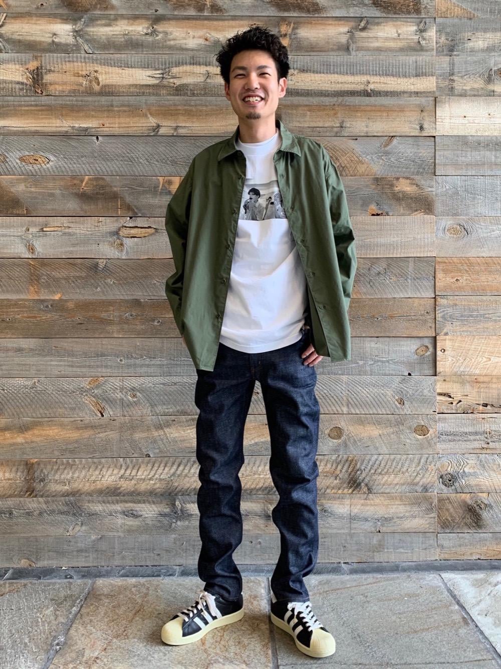 ブルー系のデニムパンツ、ホワイト系のTシャツ/カットソー、グリーン系のシャツ/ブラウスを着用したメンズの夏コーディネートの1枚目の写真