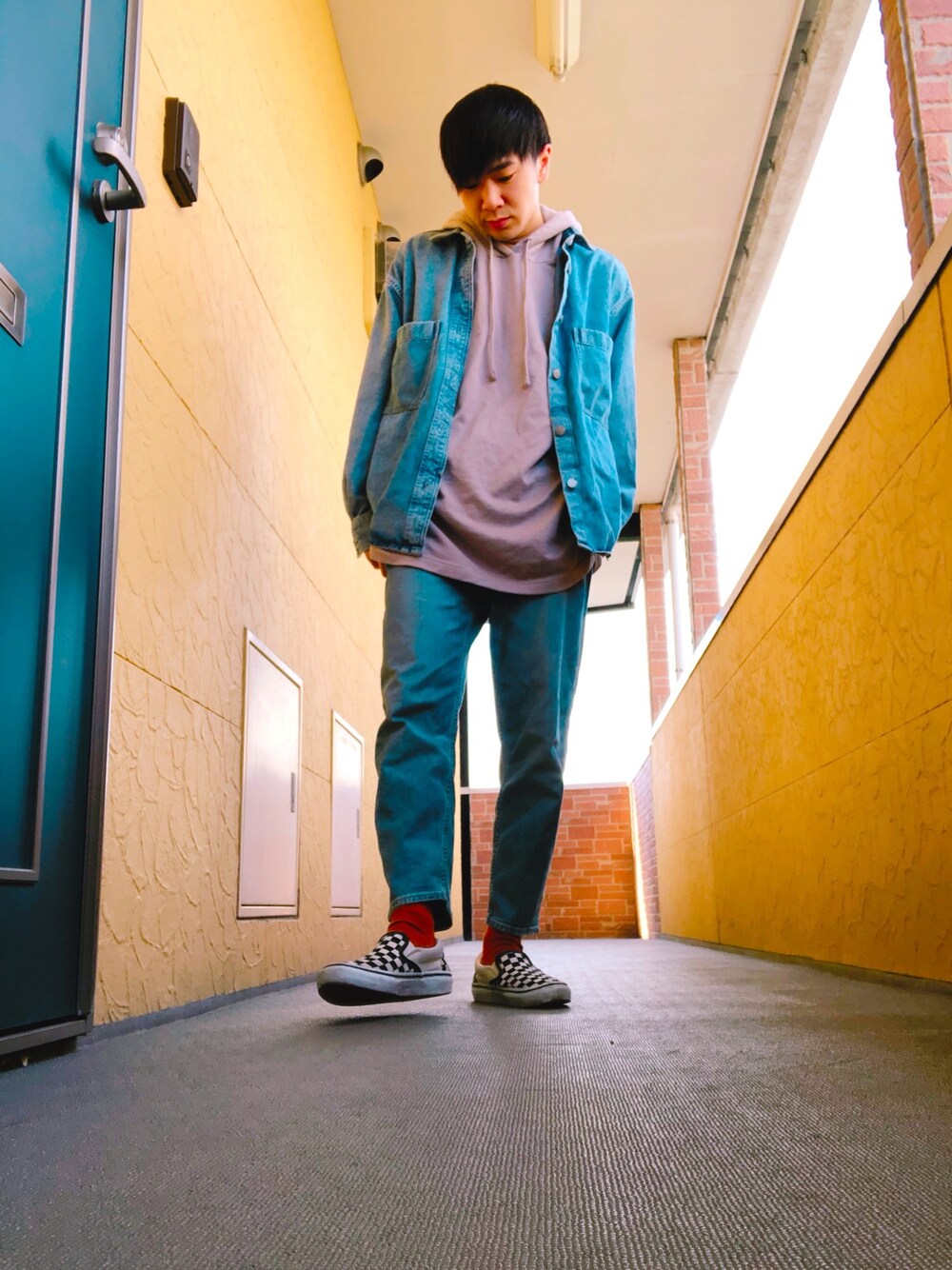 「デニムonデニム、GU、VANS、はるコーデ、スリッポン」｜「GUのアイテム（デニムジャケット、ブルー系）」を使った、ＳＨＯＹＡさん（メンズ・170cm）の春コーディネートの1枚目の写真