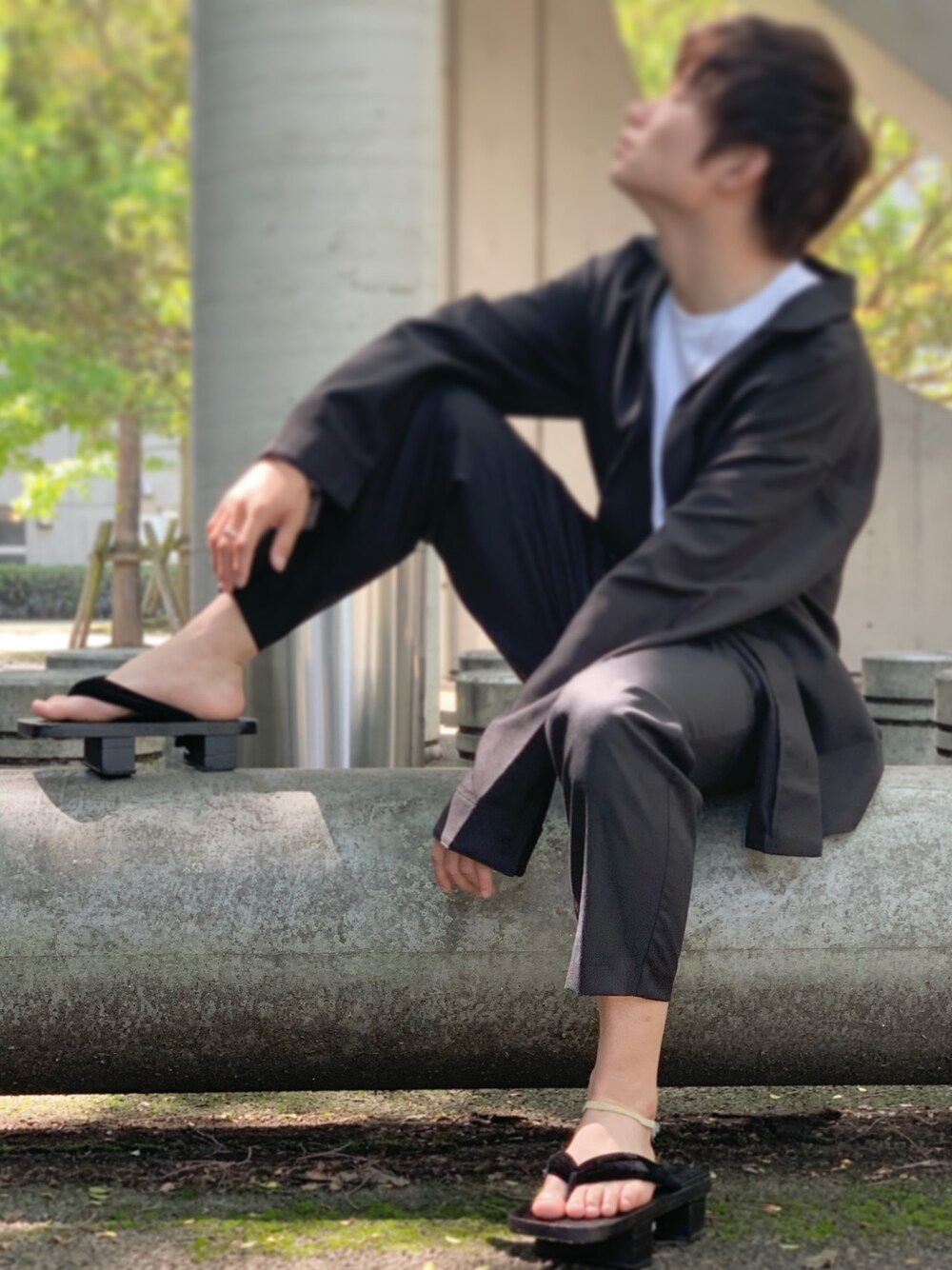 「シンプル、モノトーンコーデ、下駄、下駄コーデ」｜「UNIQLOのアイテム（Tシャツ/カットソー、ホワイト系）」を使った、トシィ🦉さん（メンズ・165cm）の夏コーディネートの1枚目の写真