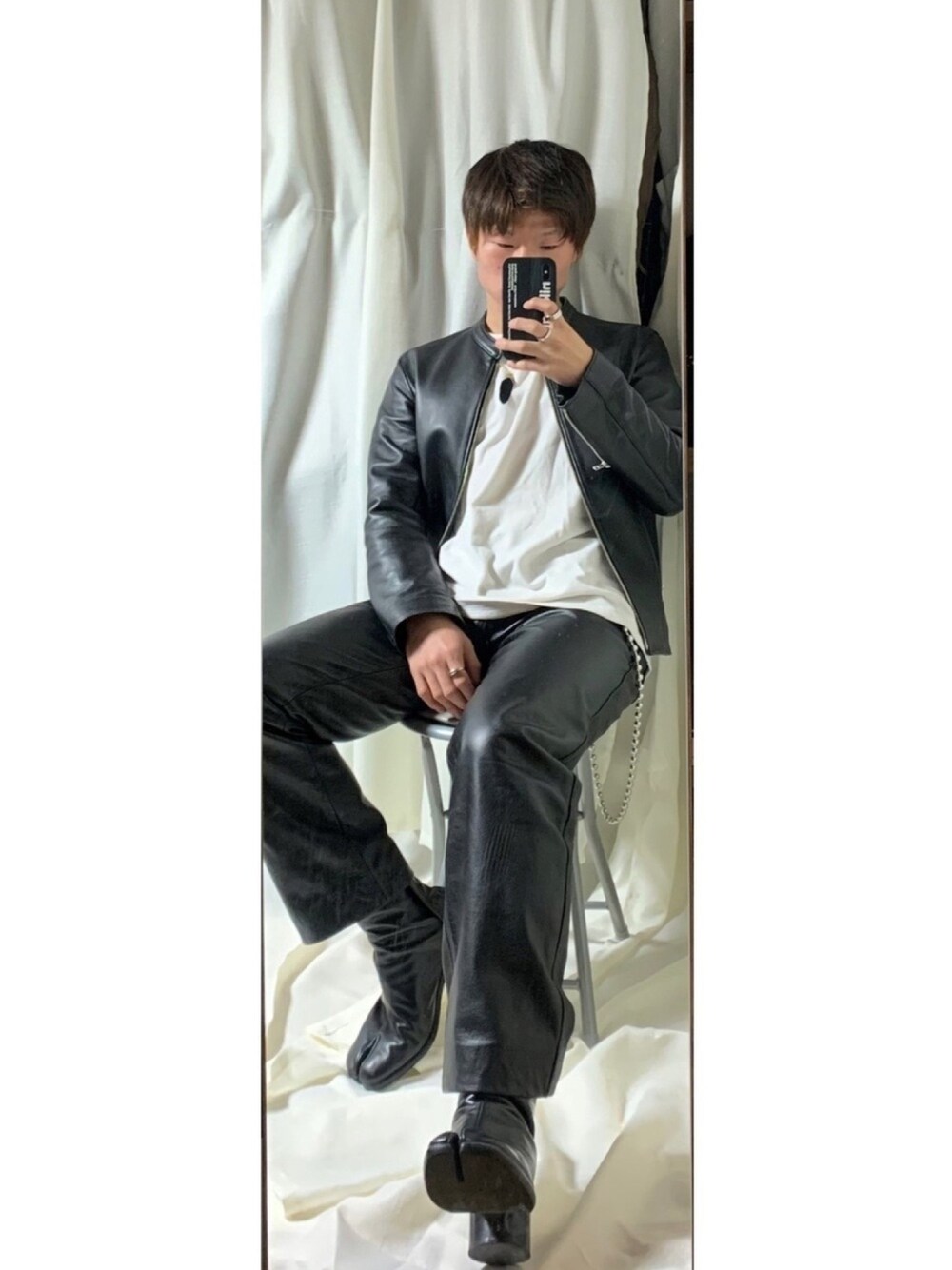 「ハンドメイド、おしゃれさんと繋がりたい、レザージャケット、セットアップ、セットアップスタイル、レザーパンツ、ﾊﾝﾄﾞﾒｲﾄﾞｱｸｾｻﾘｰ、シンプルコーデ、ブーツ、足袋ブーツ」｜「LIDNMのLIDNM/リドム/ラムレザーシングルライダース（ライダースジャケット、ブラック系）」を使った、トシィ🦉さん（メンズ・165cm）の冬コーディネートの1枚目の写真