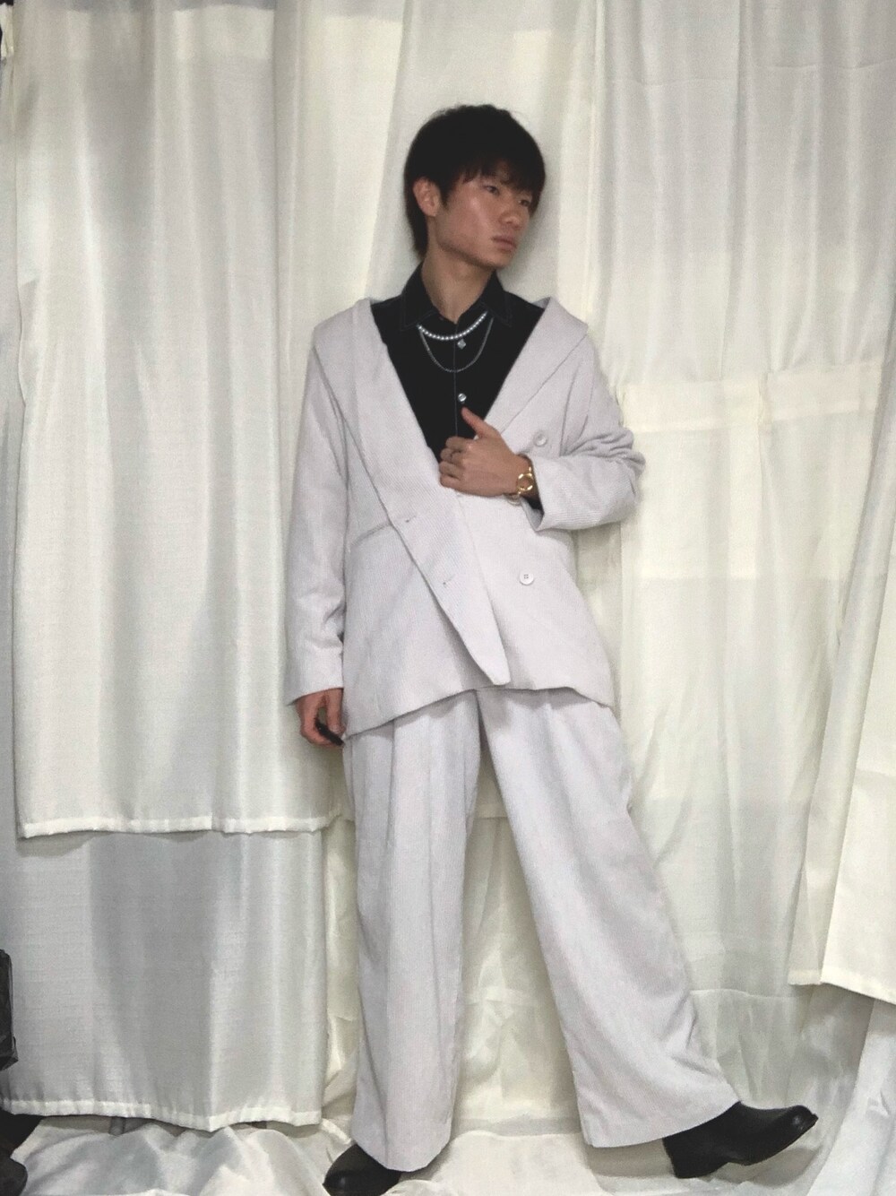 ホワイト系のテーラードジャケット、ブラック系のシャツ/ブラウス、ホワイト系のその他パンツを着用したメンズの冬コーディネートの1枚目の写真