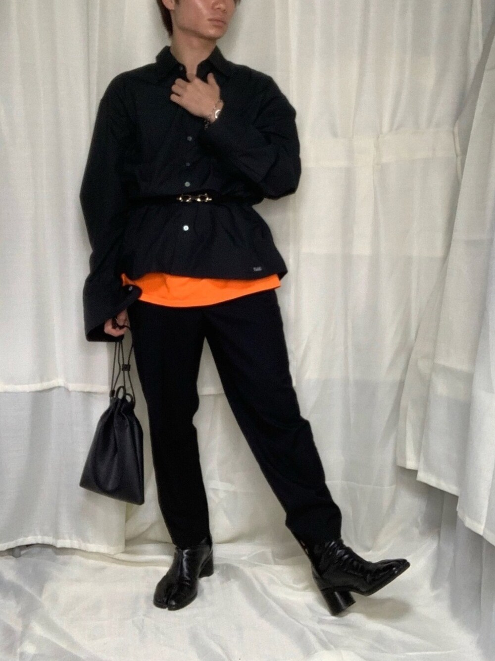 「オレンジ、年末WEAR感謝祭、モード、足袋ブーツ、レイヤードスタイル、巾着バッグ、おしゃれさんと繋がりたい、きれいめカジュアル、ブラック、いいね、save、フォローお願いします🤑」｜「YohKiの"Henkei " Back-open regular collar shirt(Black)（シャツ/ブラウス、ブラック系）」を使った、トシィ🦉さん（メンズ・165cm）の冬コーディネートの1枚目の写真