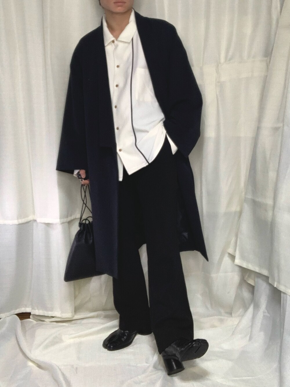 「年末WEAR感謝祭、モード、足袋ブーツ、HARE、モノトーン、ロングコート、巾着バッグ、ビッグシルエット、いいね、save、フォローお願いします🤑、秋のコーデ」｜「HAREのサムエコート(HARE)（その他アウター、ブラック系）」を使った、トシィ🦉さん（メンズ・165cm）の冬コーディネートの1枚目の写真