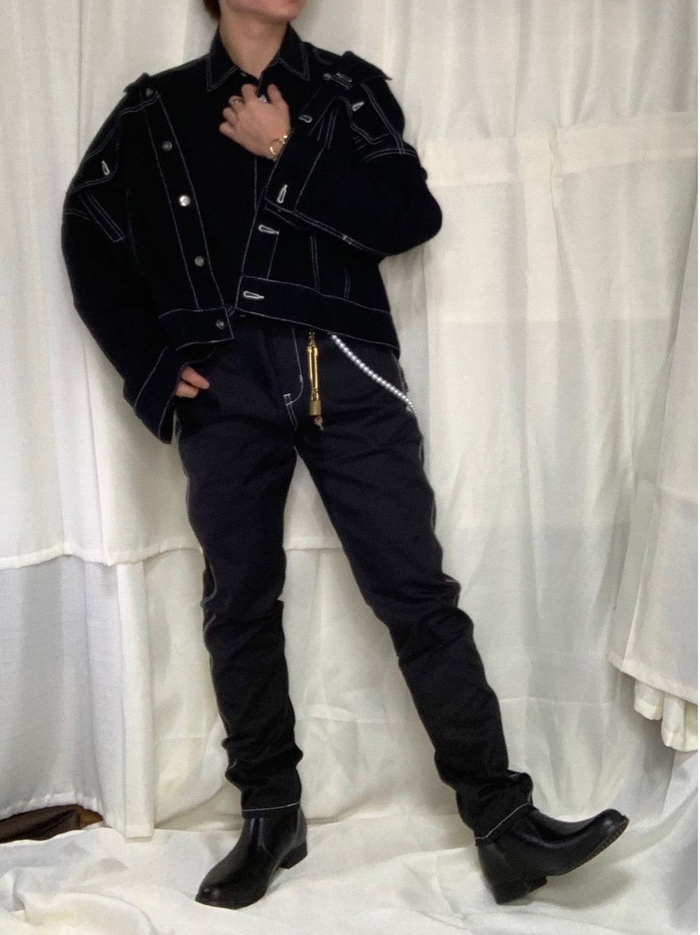 「年末WEAR感謝祭、黒、モード、いいね、save、フォローお願いします🤑、プチプラ、シンプル、ブーツ、お洒落さんとつながりたい、モノトーン、ハンドメイド」｜「kutirのビッグGジャン　ビッグデニムジャケット（デニムジャケット、ブラック系）」を使った、トシィ🦉さん（メンズ・165cm）の冬コーディネートの1枚目の写真