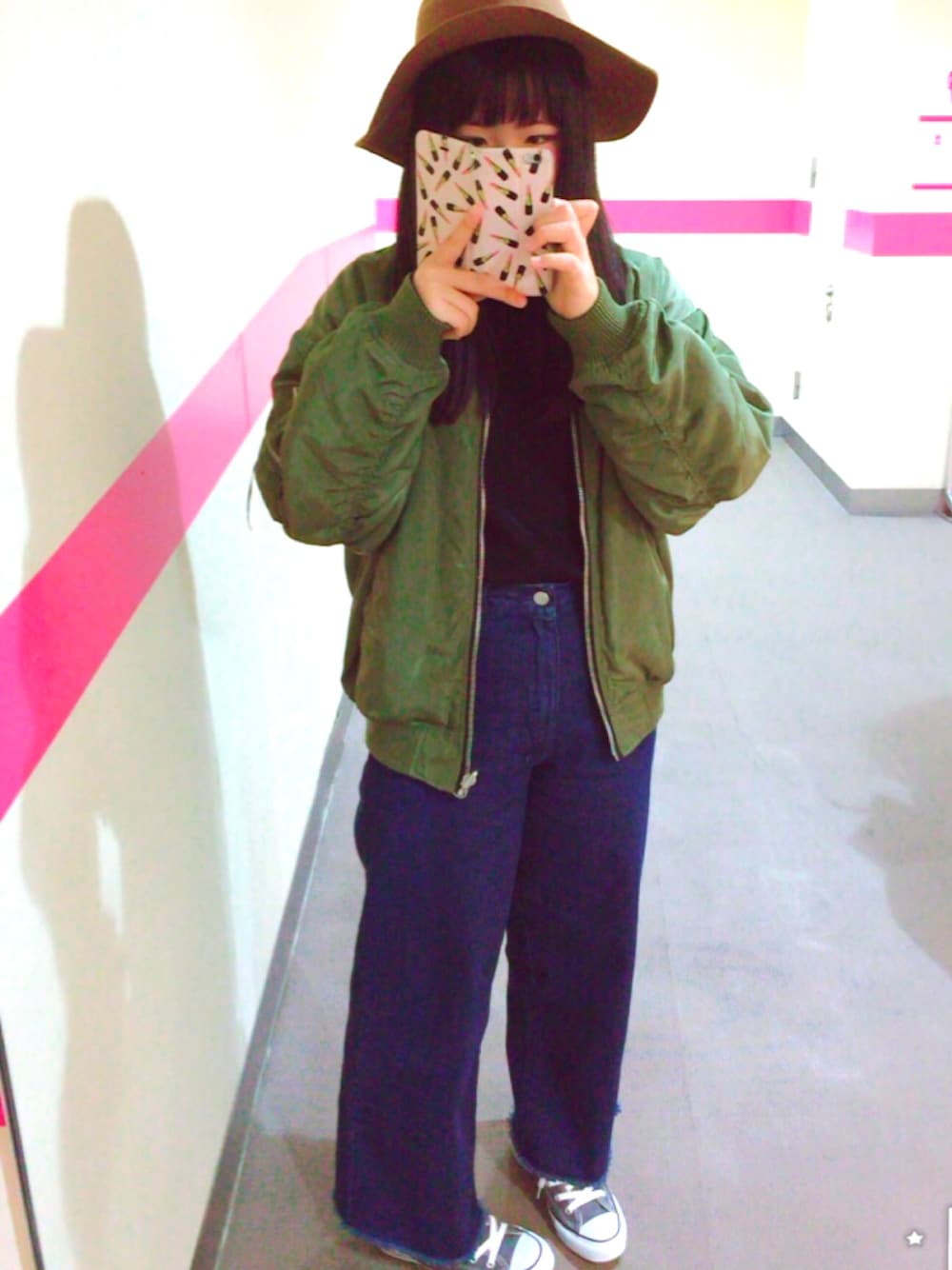 「誕生日、カジュアル、ハット、ワイドパンツ、コンバース」｜「archivesのアイテム（デニムパンツ、その他）」を使った、つーかまさん（レディース・158cm）の冬コーディネートの1枚目の写真