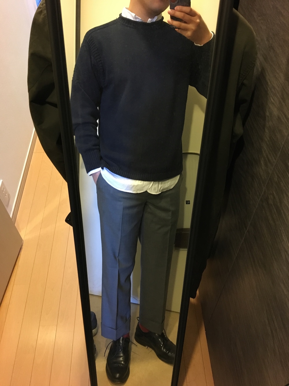「シンプルコーデ、大人コーデ、アメトラ、THOMBROWNE、スラックス」｜「BROOKS BROTHERSのアイテム（ニット/セーター、ブルー系）」を使った、TAKさん（メンズ・180cm）の冬コーディネートの1枚目の写真