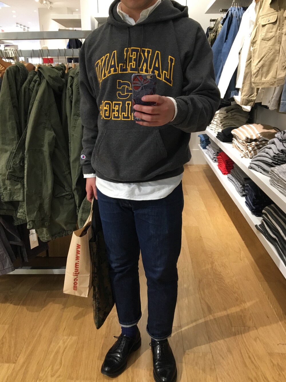 「シンプル、アイビー、カレッジ、アメカジ、casual、デニム」｜「Championのアイテム（パーカー、グレー系）」を使った、TAKさん（メンズ・180cm）の冬コーディネートの1枚目の写真