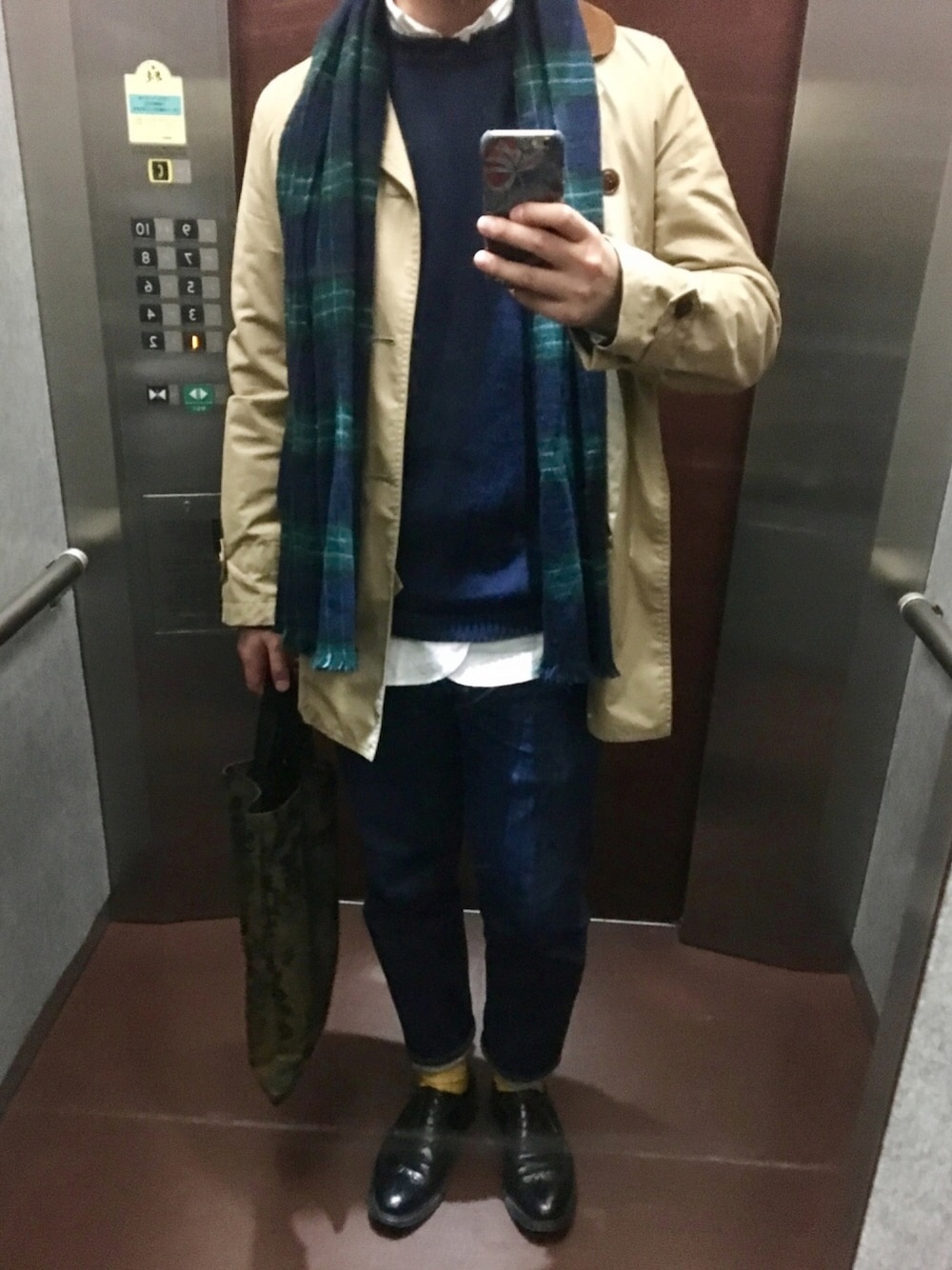 「春コーデ、休日スタイル、カジュアル、オトナカジュアル、ジーンズ、ウイングチップ」｜「JUNYA WATANABE COMME des GARCONSのアイテム（ステンカラーコート、ベージュ系）」を使った、TAKさん（メンズ・180cm）の春コーディネートの1枚目の写真