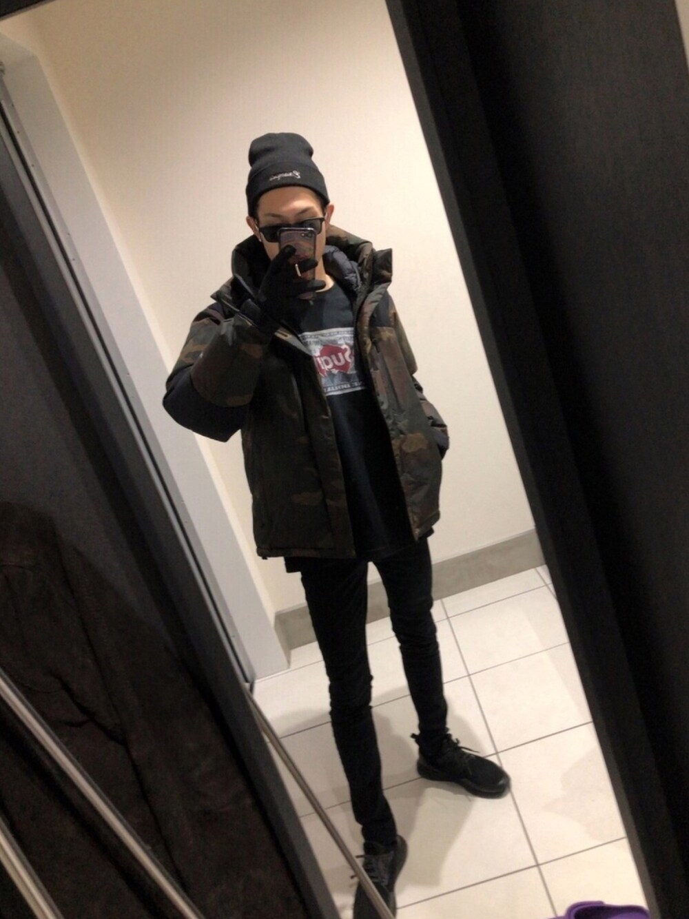 その他のダウンジャケット/コート、ブラック系のTシャツ/カットソー、ブラック系のスニーカーを着用したメンズの冬コーディネートの1枚目の写真