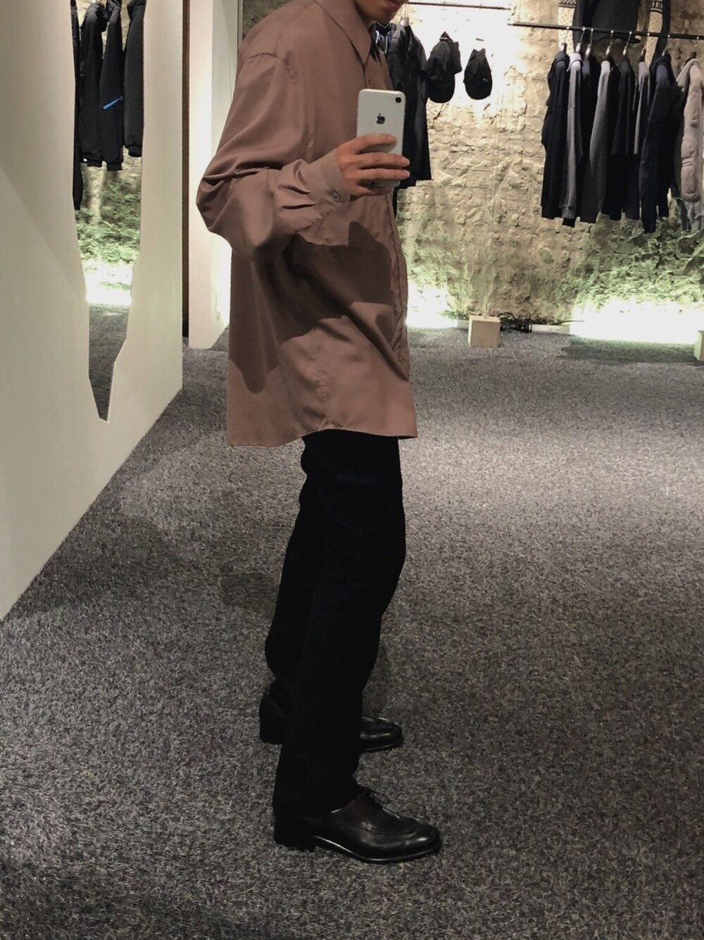 「gardenosaka、秋コーデ、秋のブラウンスタイル、大人カジュアル、いいね、save、フォローお願いします🤑、キレイめ、シャツ、今日のコーデ、fashion、ブラックデニム」｜「LEMAIREのアイテム（シャツ/ブラウス、ピンク系）」を使った、keikaw さん（メンズ・168cm）の秋コーディネートの1枚目の写真