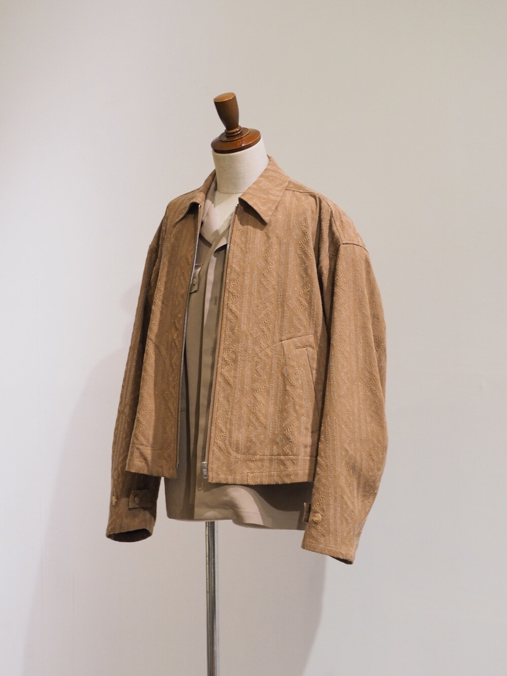 ベージュ系のシャツ/ブラウスを着用したメンズの春コーディネートの1枚目の写真